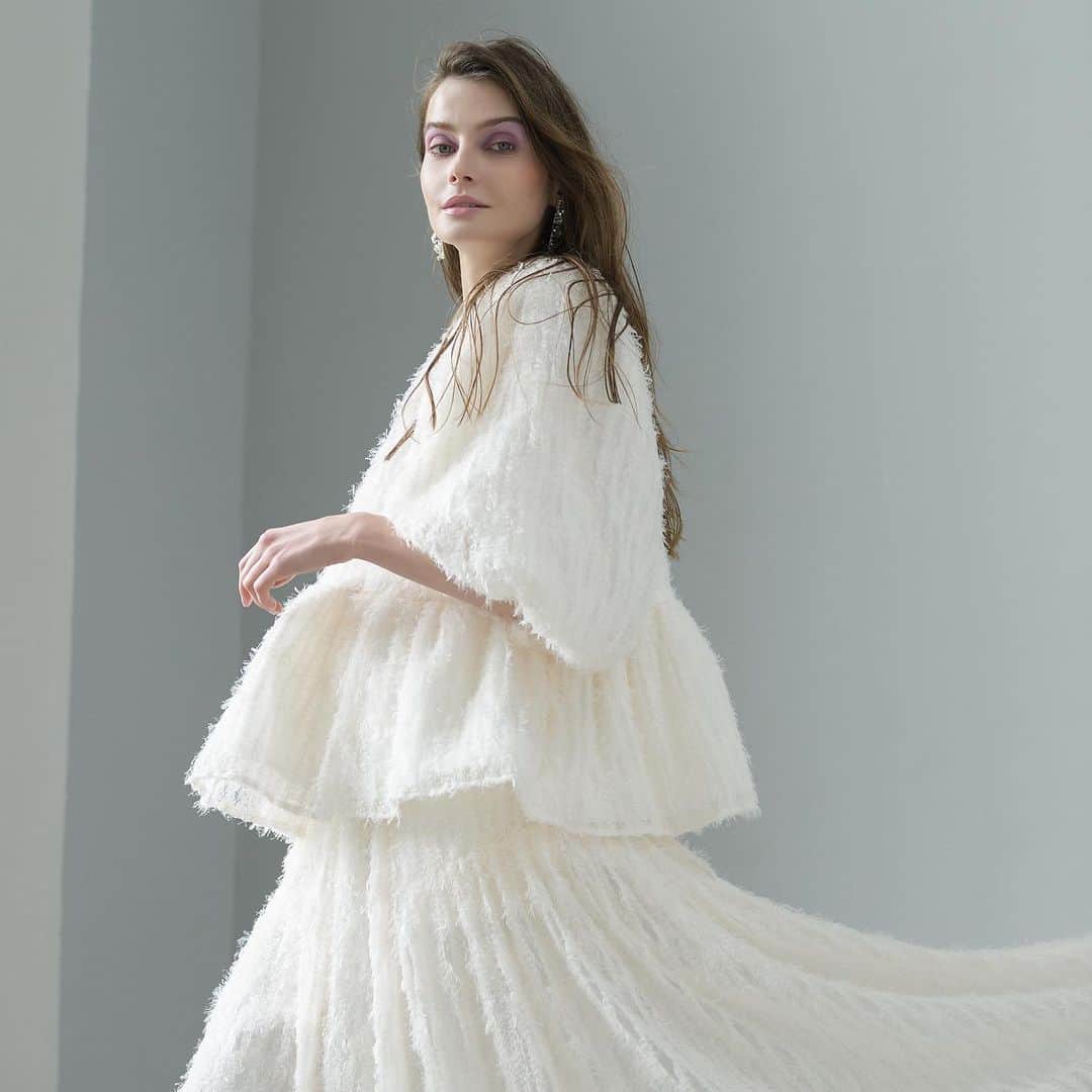 のインスタグラム：「New in. 2023 autumn collection.  "with confidence"  フェミニンさと強さのバランスは いつもより強さを多めに  女性の曲線美を引き出すシルエット  散りばめられたパールや刺繍の数々  マニッシュで直線的なロングシルエット  バリエーションにとんだキャメルトーンのアイテム  ポジティブな変化のために進化する女性たちへ  自信たっぷりで より自由に  #tsuru #tsurubymarikooikawa #2023aw #2023autumn #newin」
