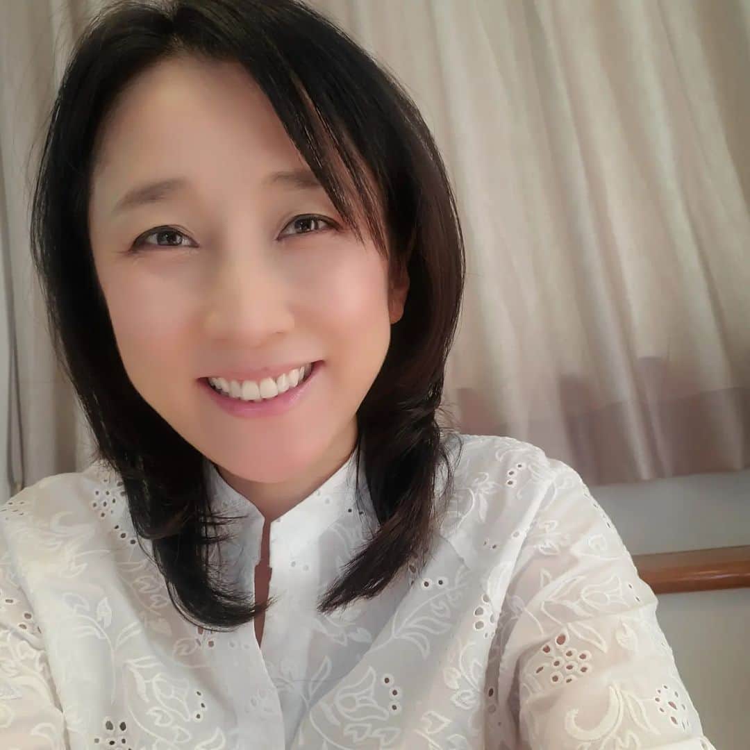 常世晶子のインスタグラム：「髪色を変えたばかりなので写真を載せておきますね🍀  少し黒髪。髪の毛に合わせてメイクの色を変えたりと何かと気をつかいます。  もう少し経ってからの方が良くなるだろうな。 これで9月までは持つかと思います🙆‍♀️☀️  #太陽ギラギラな夏ですね #保湿しなくちゃね  #オンラインミーティング後 #水曜日」