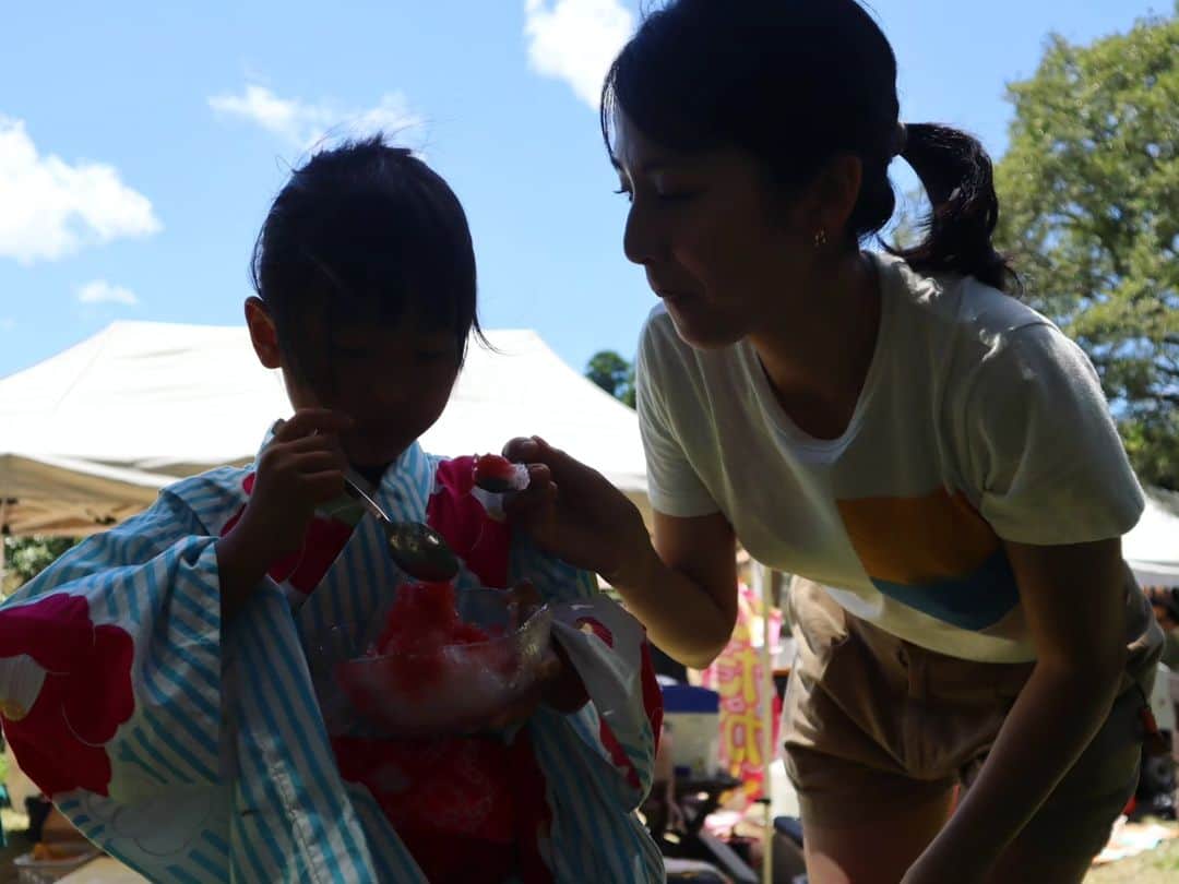 本仮屋リイナのインスタグラム：「BROWN’S FIELD夏祭り2023🍧👘⁡ ⁡⁡に行きたくて、いすみに旅したのでした🚗⁡ ⁡ ⁡無添加いちごシロップのかき氷、オーガニックわたあめ、オリーブオイルと無添加ソースの焼きそば、アイスクッキーサンドetc....どれをとっても特別なこだわりで作られた愛情いっぱいのもの🫰🏻💞 ⁡⁡⁡ そして、器は、土に還る葉っぱや紐で包んだり、マイ食器の持参やお店のガラス容器での提供で、ゴミゼロ。とっても気持ちよくて、これが当たり前になるといいな〜と思います🌿‬⁡ ⁡⁡ ⁡ ⁡⁡#かき氷おかわリイナ ⁡#⁡幸！⁡⁡⁡ ⁡#ゴミゼロ #サステナブル」