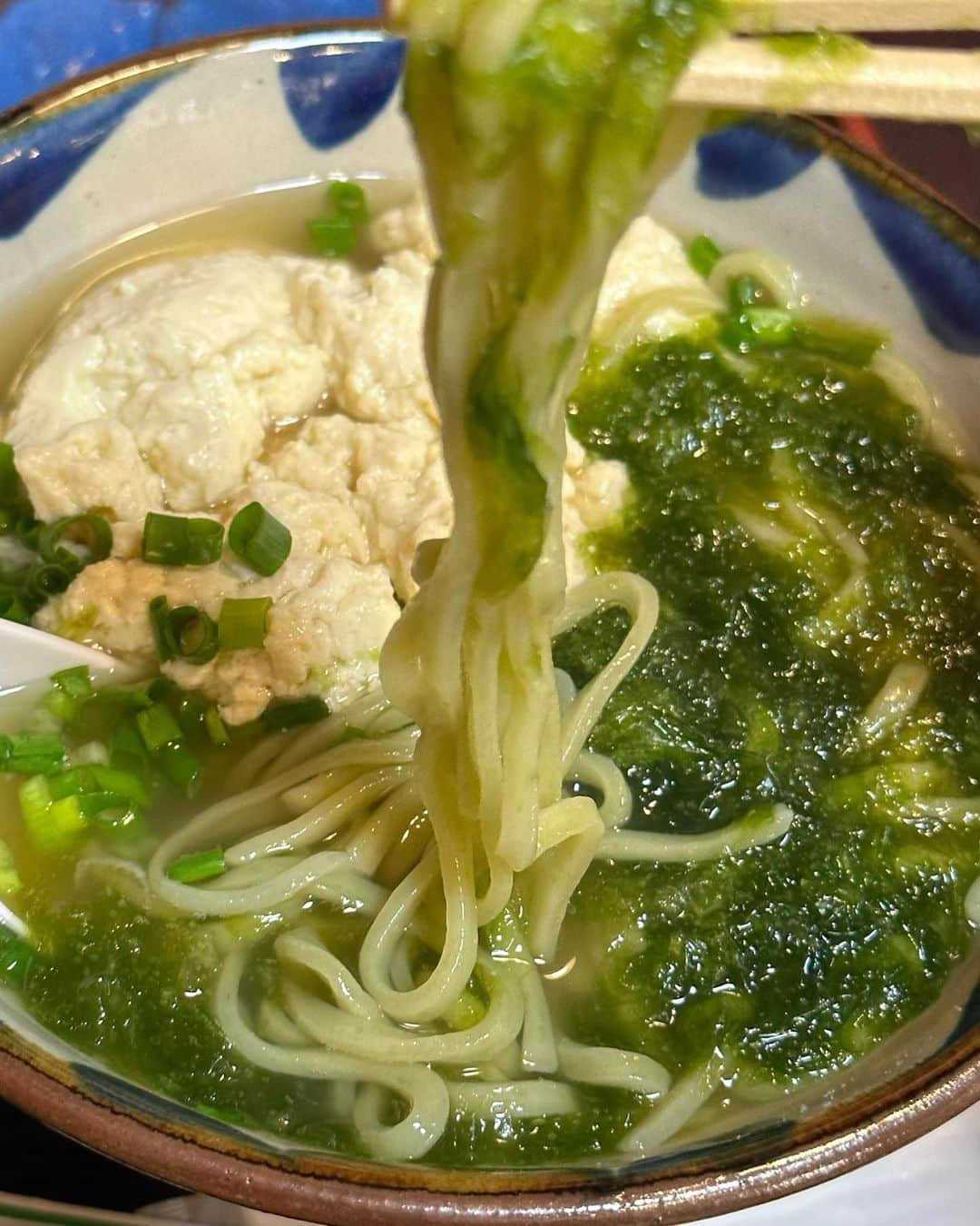 福吉真璃奈さんのインスタグラム写真 - (福吉真璃奈Instagram)「暑くても並んでまで食べたい！🥵💕 麺にもアーサが練りこまれてる アーサそばをいただきました〜  有形文化財に指定されてる建物で 赤瓦の古民家が素敵な沖縄そばのお店 "屋宜家 (やぎや)”美味し過ぎた‼︎✨🪕」8月2日 12時20分 - new_fukumari