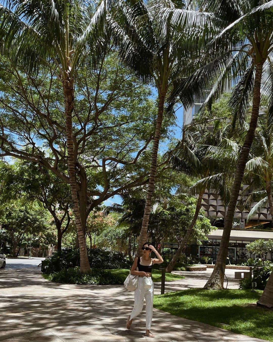 正中雅子のインスタグラム：「🌴🌴🌴  海外来たら遠慮なく水着も楽しめたり開放的な気分なる🫶 そんでもってグラマーな体型にも憧れるけど程遠い現実は無視😇笑  @ayuyunyun familyと合流して 主人たちがゴルフ⛳️してる間に子供達とプールして、夜ご飯も食べて もう一件ビーチ沿いで飲んで一瞬で終わった1日🥹🌺  毎回訪れるKIRIN🇨🇳は安定の美味しさ♡  👙　@sea_japan  👖　@machatt_  👜　@thehighlights__official  🩴　@shopsleepers  🕶️ @celine   #MACHATT#masaco服 #Hawaii#ハワイ#masacotravel #masacoinhawaii」
