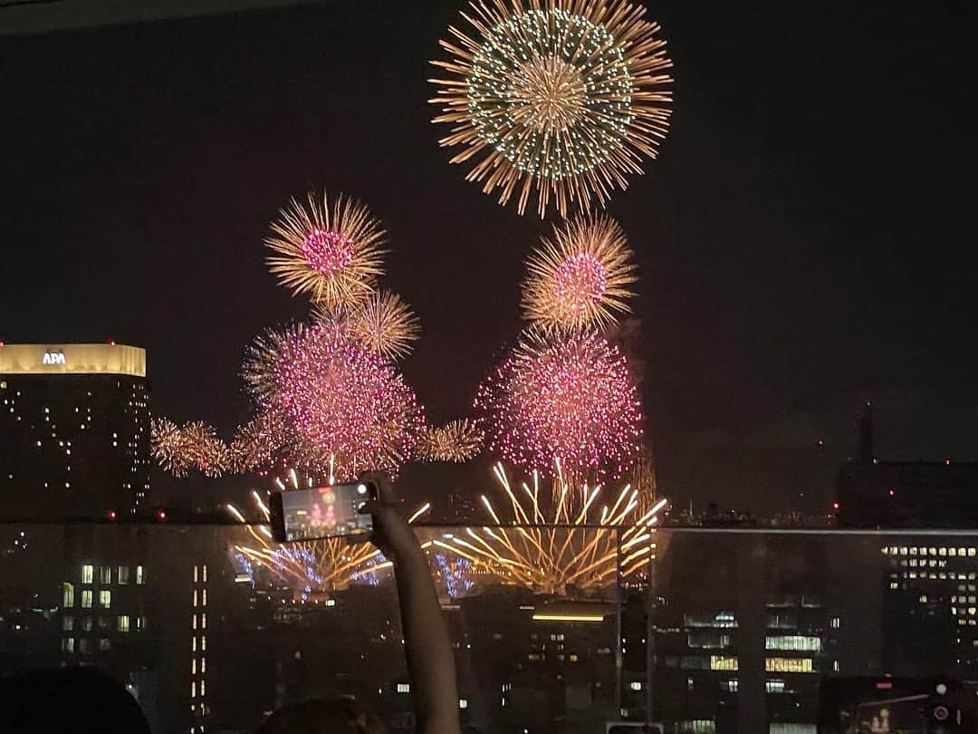 関東学院大学のインスタグラム：「再投稿です🙇🏻  学生の皆さん、期末試験お疲れ様でした！ そして、試験の後は夏の風物詩である花火大会🎆  横浜・関内キャンパス17階では鑑賞会を開催👏🏻 軽食や飲み物が用意され、多くの学生や教職員で賑わいました☺️  ちゃんと見えるか心配だった花火ですが、とても綺麗に見ることができ、会場からは歓声があがりました👀💗 浴衣や甚兵衛で参加する学生もおり、素敵な花火鑑賞会となりました💫  期末試験も終わり夏休みの始まりです！みなさん楽しい夏休みをお過ごしください🌻🍉🎐  #関東学院大学 #横浜 #関内 #スマートフェスティバル #花火大会 #浴衣 #夏 #試験終了のご褒美 #kguありがとう #kguで良かった」