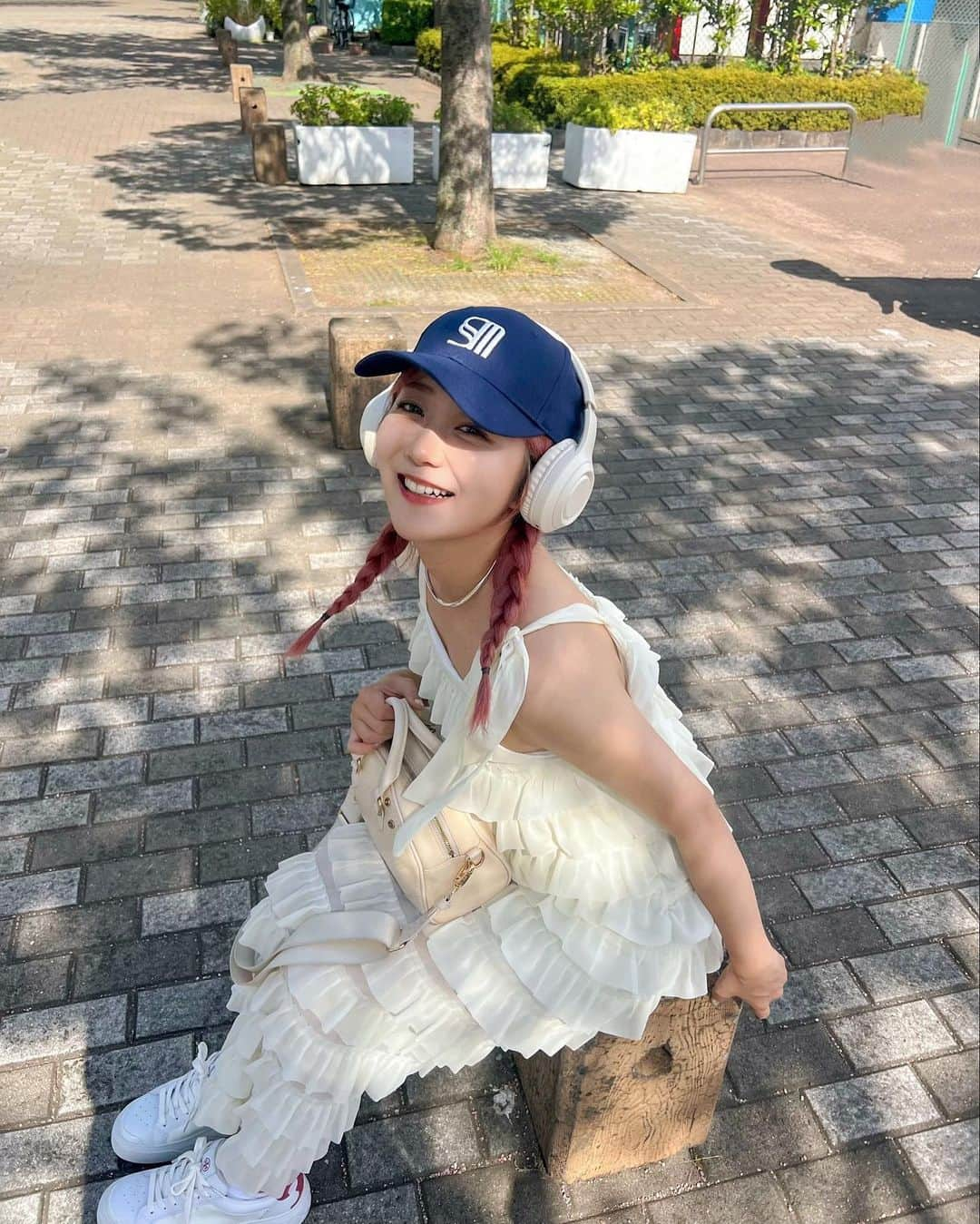 中島絢乃さんのインスタグラム写真 - (中島絢乃Instagram)「🧢🩷☁️  .  ＂§m＂pukkuri logo capのネイビー、 私がかぶってるの見たいってリクエストもらって 載せてないことに気がついた👀🧢☁️！  .  この日のコーデ☁️ -------------- 🧢👗cap & dress : @sismetry_official  💍choker : @labelleetude_official @loni_jewelry_  👟sneaker : @toryburch  👜bag : @accommode × @nakajimasisters_jp  -----------------------------  .  ホワイトコーデにネイビー🧢も かわいいでしょ😘💙💙 キャップは全部使える色で、全部お気に入り🤣🌈🎨  最近よくつけてるloniのチョーカーも 金アレでもつけられるからありがたい🥹🤍  〰〰〰️〰 #sismetry #labelleetude #loni」8月2日 12時26分 - nakajima_ayano