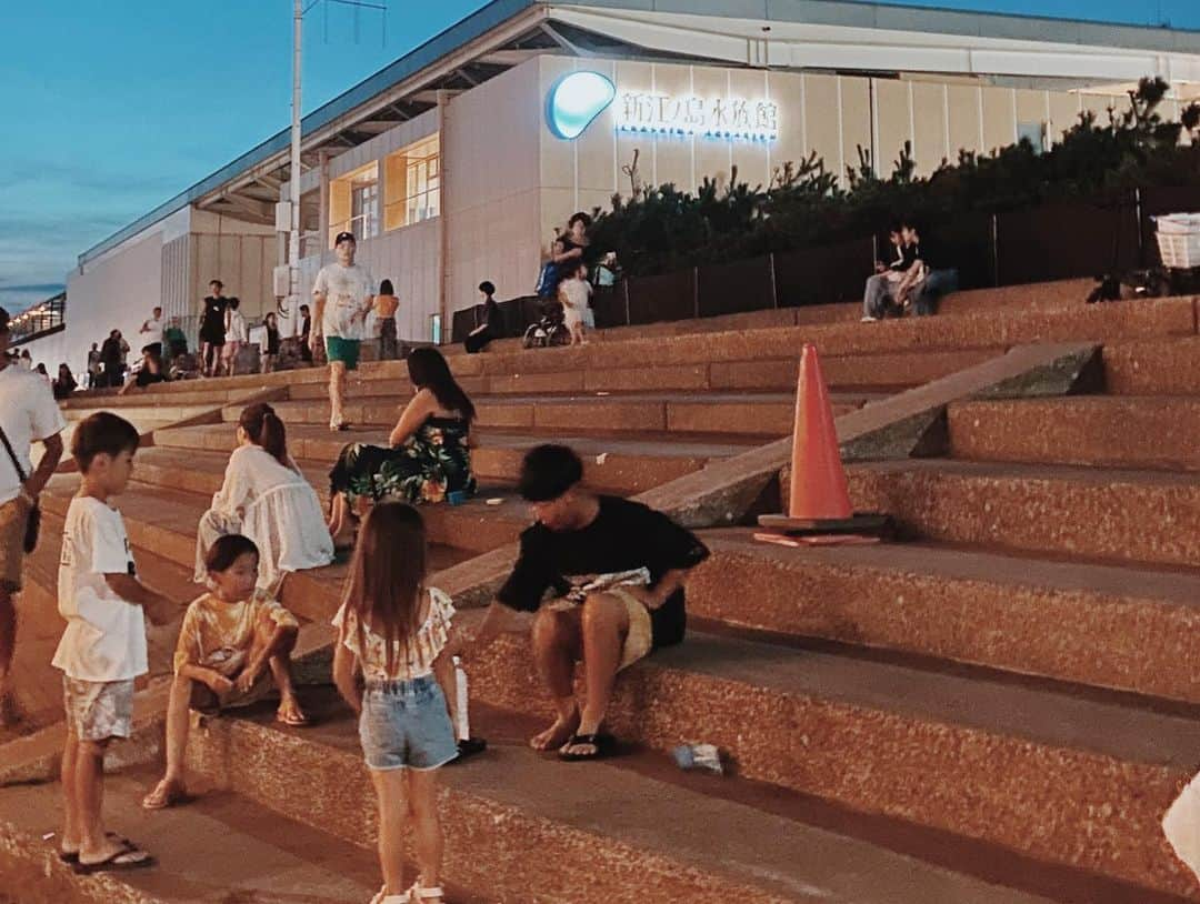 高橋菜摘さんのインスタグラム写真 - (高橋菜摘Instagram)「🏖️ ⚽️合宿から始まった夏休み👦 2日間試合の応援も行ったから全然離れてる気しなかったけど 送られて来た写真からは体育館遊びや⚽️座学。 夜は母達みんなで集まって🍻しながら 夜コーチがやってくれたインスタライブ観ながら大笑いw 送られて来た我が子の寝姿(8枚目)もくすっ♡ 母も子もみんな本当に優しくて良いチームに入ったな〜。と お酒が進んだ夜でした✨  次の日は試合終わってみんなが居る江ノ島にぴゅ〜ん💨 久しぶりに集まれてhappy🤍 20代を共にした酒豪達よ、立派にママになりました🤱 同世代Fineモデルのカラン👲🏾の海の家 ベビーカーでも行けて小さい子連れママ達にも最高ね🫶 お泊まり&次の日もプールで最高な夏休みの始まり〜🌻🤍  #江ノ島 #海の家 #ママ友 #女子会#夏休み #スリモン  #fine #mama #3monkees #shonan #beachhouse」8月2日 12時30分 - natsu128