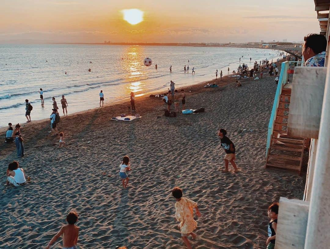 高橋菜摘さんのインスタグラム写真 - (高橋菜摘Instagram)「🏖️ ⚽️合宿から始まった夏休み👦 2日間試合の応援も行ったから全然離れてる気しなかったけど 送られて来た写真からは体育館遊びや⚽️座学。 夜は母達みんなで集まって🍻しながら 夜コーチがやってくれたインスタライブ観ながら大笑いw 送られて来た我が子の寝姿(8枚目)もくすっ♡ 母も子もみんな本当に優しくて良いチームに入ったな〜。と お酒が進んだ夜でした✨  次の日は試合終わってみんなが居る江ノ島にぴゅ〜ん💨 久しぶりに集まれてhappy🤍 20代を共にした酒豪達よ、立派にママになりました🤱 同世代Fineモデルのカラン👲🏾の海の家 ベビーカーでも行けて小さい子連れママ達にも最高ね🫶 お泊まり&次の日もプールで最高な夏休みの始まり〜🌻🤍  #江ノ島 #海の家 #ママ友 #女子会#夏休み #スリモン  #fine #mama #3monkees #shonan #beachhouse」8月2日 12時30分 - natsu128