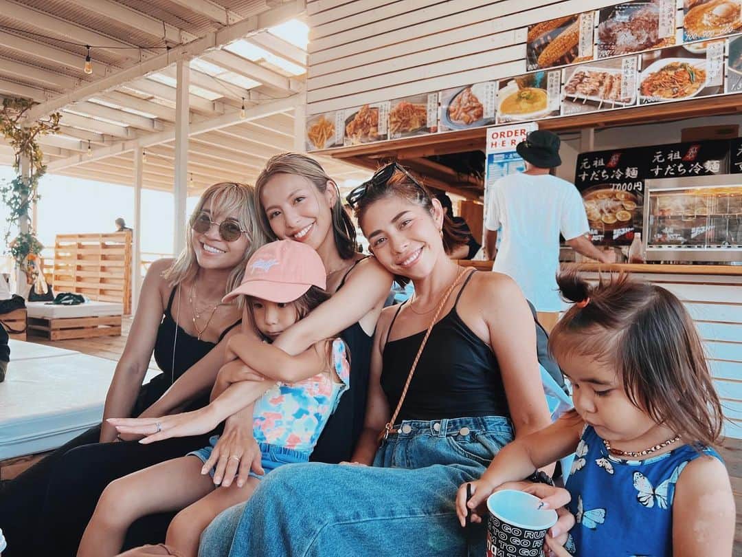 高橋菜摘のインスタグラム：「🏖️ ⚽️合宿から始まった夏休み👦 2日間試合の応援も行ったから全然離れてる気しなかったけど 送られて来た写真からは体育館遊びや⚽️座学。 夜は母達みんなで集まって🍻しながら 夜コーチがやってくれたインスタライブ観ながら大笑いw 送られて来た我が子の寝姿(8枚目)もくすっ♡ 母も子もみんな本当に優しくて良いチームに入ったな〜。と お酒が進んだ夜でした✨  次の日は試合終わってみんなが居る江ノ島にぴゅ〜ん💨 久しぶりに集まれてhappy🤍 20代を共にした酒豪達よ、立派にママになりました🤱 同世代Fineモデルのカラン👲🏾の海の家 ベビーカーでも行けて小さい子連れママ達にも最高ね🫶 お泊まり&次の日もプールで最高な夏休みの始まり〜🌻🤍  #江ノ島 #海の家 #ママ友 #女子会#夏休み #スリモン  #fine #mama #3monkees #shonan #beachhouse」