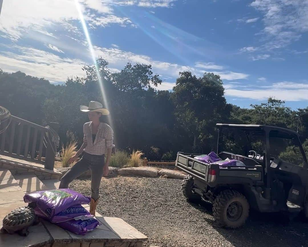 リディア・ハーストのインスタグラム：「Typical Tuesday at @otterhoundranch 🙌🏻🤠👍🏻」