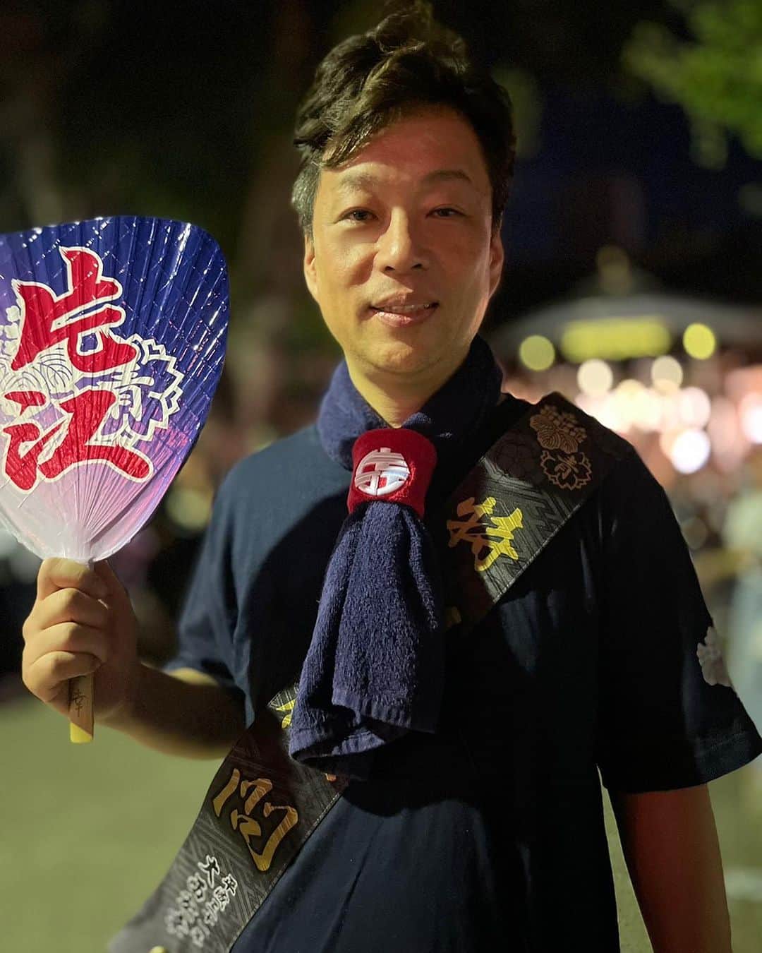 大西宏幸のインスタグラム：「昨日に続き今日も地元清見原神社の夏祭りは大盛況！夕方の地域行事に参加した後、地元青年会のだんじり曳行に加わってきました。  数年ぶりに行動制限のない夏祭りは強烈な熱気に包まれています。 毎年安全な運行と、円滑な進行を支えてくださる関係各位のご理解とご協力、そしてご尽力に改めて感謝を申し上げます。  長女の同級生が屋根上で大工方をしてました👏時の流れを感じます。  #大西宏幸 #大阪1区 #前衆議院議員 #元防衛大臣政務官 #元内閣府大臣政務官 #東成区 #天王寺区 #浪速区 #中央区 #西区 #港区 #夏祭り #清見原神社 #地車 #片江青年会」
