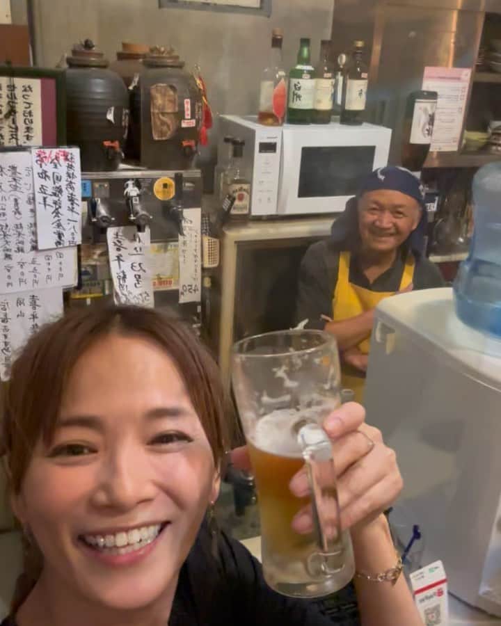 倉本康子のインスタグラム：「★ 〜ヤッコの酒旅〜 「たちのみや　喜平」@池袋  大好きなお店です！ 大っ好きな、おとーちゃん(マスター)のお店です！  酒卸の平喜屋の倉庫だったスペースを立ち飲み屋さんにして名前は「喜平(きっぺい)」に。 角打ち的なお店です。 外観のインパクトもさることながら、店内も天井が高くて、開放感があります。  お手製の小料理小鉢などが並んでいて、キャッシュオンでフードもドリンクも頼むシステムです。(久しぶりに行ったらpaypayも導入されていました！)  美味しいお酒は売るほどあるし(当然w) 洋酒も実はあるんですよ！(お値打ち価格で呑めますよー！)  優しく接してくださるおとーちゃんが大好きです！(←ご常連さん達はお名前で呼んだり、マスターと呼んでおられる方がほとんどだと思います)  池袋にお出かけの際にはぜひ寄ってみてくださいねー！  池袋駅東口、グリーン大通りをまっすぐ進み、首都高5号線手前あたりを右に曲がると右側にあります。  個人的には、グリーン大通りを挟んで向かい側に母校があるので〝母校を眺めながら飲む〟という背徳感も好きです。笑  NO ALCOHOL, NO LIFE !!  #ヤッコの酒旅 #noalcholnolife #酒場 #居酒屋 #バー #酒旅 #倉本康子 #かんぱいでーす #乾杯でーす #やっこ持ち #ヤッコ持ち #アラフィフファッション #アラフォーファッション #ootd #カジュアルコーデ #fashion #fashioncordinate #izakaya #beer #一食入魂 #魂を感じる店 #一駅一店 #出会いがご縁 #たちのみや喜平  #池袋東口 #喜平」