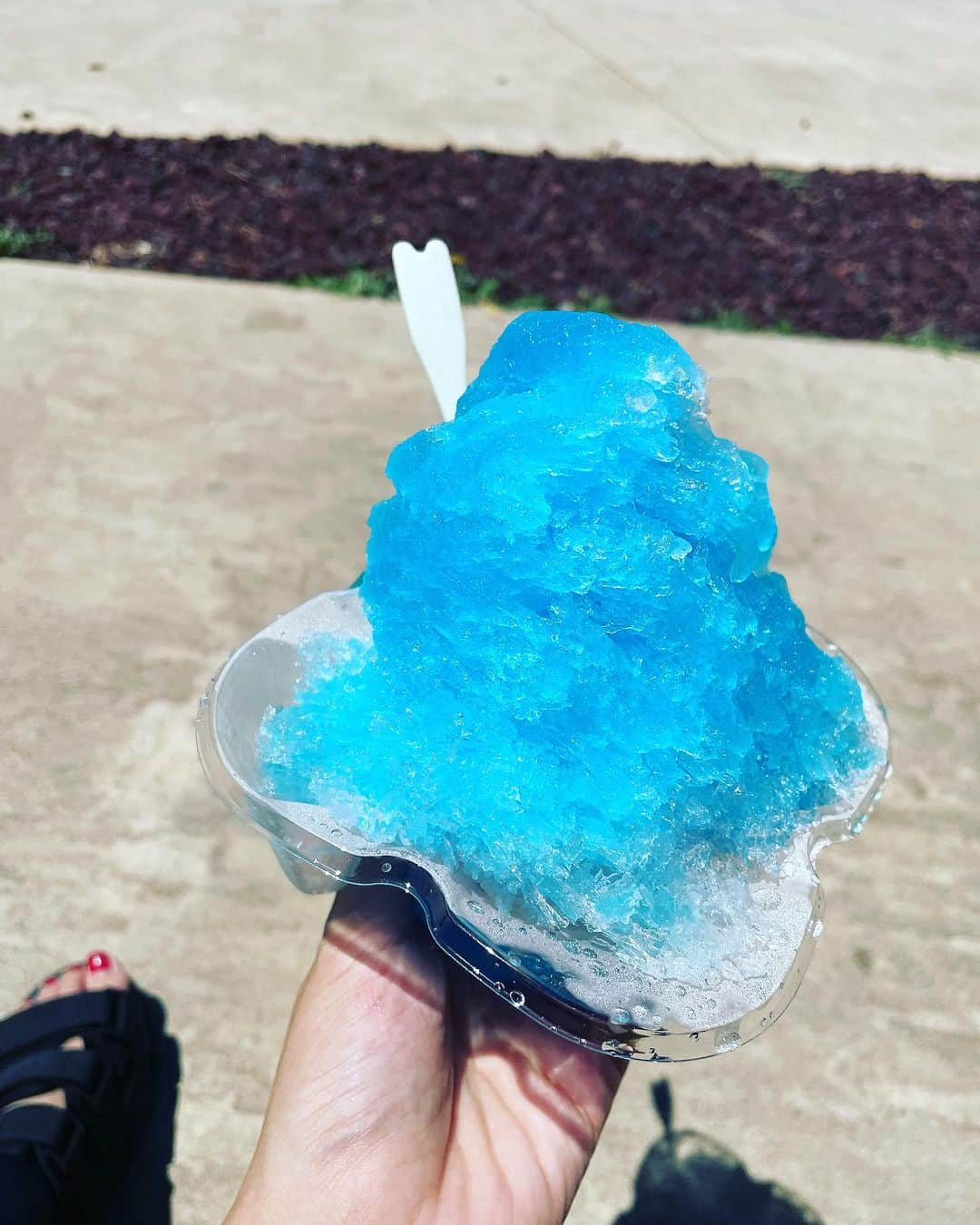 ギャル曽根のインスタグラム：「夏だー☀️ 暑いー🥹 かき氷一瞬で溶けた🫠」