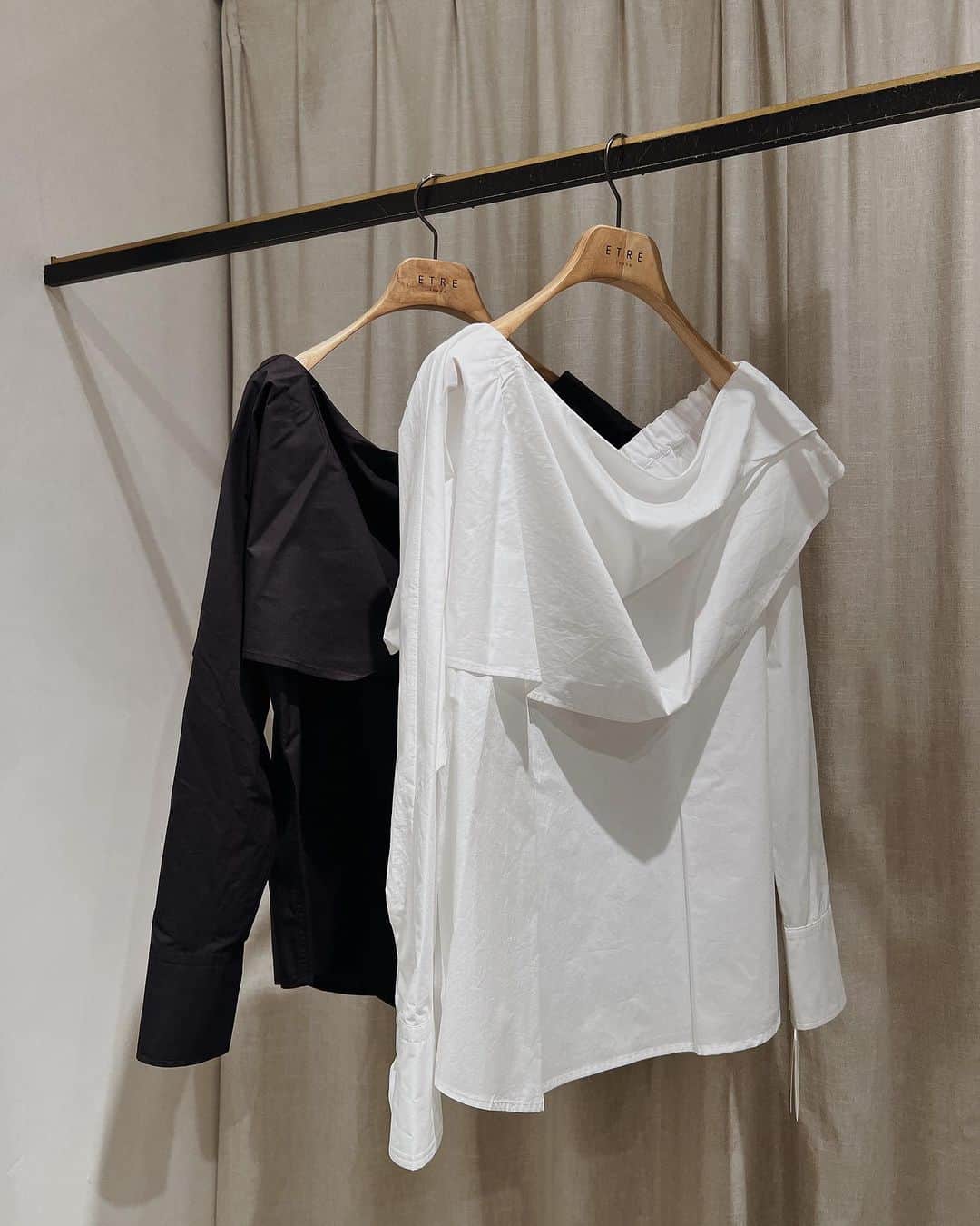 ETRÉ TOKYO ストアのインスタグラム：「@etretokyo  【8/3 New Arrival】 ㅤㅤㅤ ㅤㅤ #ETREタイプライターオフショルダートップス WHITE / BLACK F size ¥25,300(tax in) ㅤ  新宿スタッフ @etretokyo_tobi 157cm @etretokyo_nami 167cm @etretokyo_maki 161cm  ㅤㅤ 着用カラー：BLACK ㅤㅤㅤ ㅤㅤ  - - - - - - - - - - - - - - - - - - - - - - - - - - - -  商品詳細はTOPページURLよりチェック🔍 ›› @etretokyo_store  ㅤㅤㅤ スタッフコーディネートも毎日更新中【 #etretokyo_staff_ootd 】をフォロー🐿️  TOPページの"フォロー中"から 気になるスタッフのアカウントをフォロー🤝  ㅤㅤㅤ ㅤㅤ  - - - - - - - - - - - - - - - - - - - - - - - - - - - - ⁡  【INFORMATION】 ⁡ㅤㅤㅤ ⁡ ※ 8/3(木)発売のアイテムは 8/4(金)12:00よりお在庫のある場合、ルミネカード会員様限定で店舗通販のご利用が可能です。  ⁡ ※お電話がつながりにくい可能性がございます。 ⁡ ※また混雑時には入場制限及び 試着点数の制限を設けさせて頂きます。 予めご了承ください。 ⁡ ⁡ ご理解、ご協力を賜りますよう 心よりお願い申し上げます。   ㅤㅤㅤ 【LUMINE SHINJUKU STORE】 ETRÉ TOKYO ルミネ新宿2店 TEL：03-5989-0979  ー営業時間ー (平日、土日祝)11:00-21:00 ⁡ #etretokyo#etre#fashion#etretokyoshinjuku #etre#2023etre#etretokyo_staff_ootd#2023aw #ルミネ新宿2 #新作紹介 #秋ファッション #秋スタイル #スタッフスナップ #シンプルコーディネート#シンプルファッション #白黒コーデ #デニムスタイル #オトナカジュアルコーデ #オトナ女子コーデ #オフショルダー #大人ブラウス」