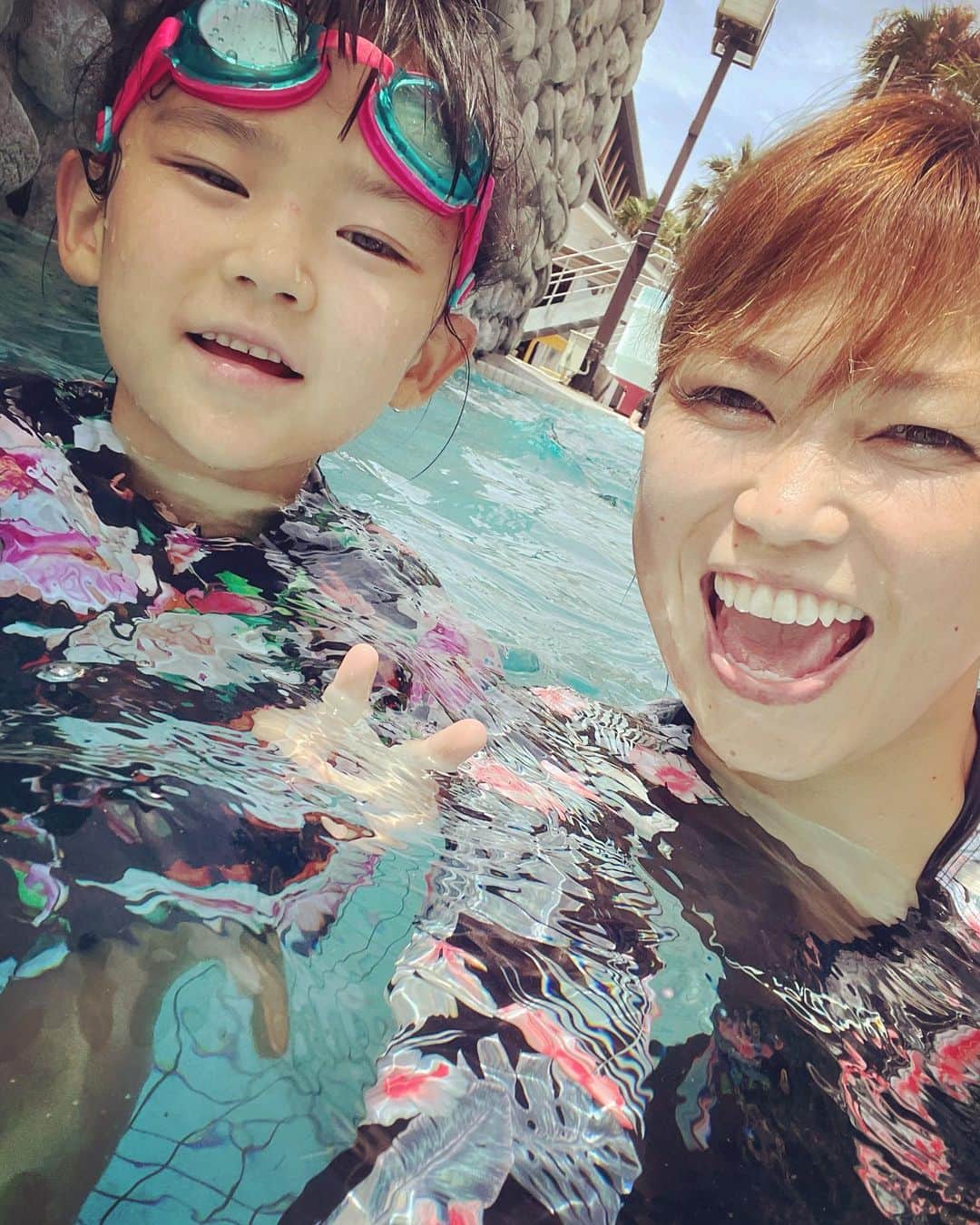 大菅小百合のインスタグラム：「夏休み🏊⛱️家族旅行へ🚗✨ 世界水泳みてたし私もプールに入って楽しみました🏊笑 久しぶりでテンション上がる⤴︎の顔😍 時間によってはウォータースライダーも空いててちゃっかり滑ってきました🛝✨ 最初は怖がっていた娘も楽しんでいました♪ 良かった良かった💓 ・ ・ ・ #夏休み #満喫中 #一緒に楽しめる年頃 #娘 #6y4m  #宿題もあと一つだけ #次は何しよーかな🤔」