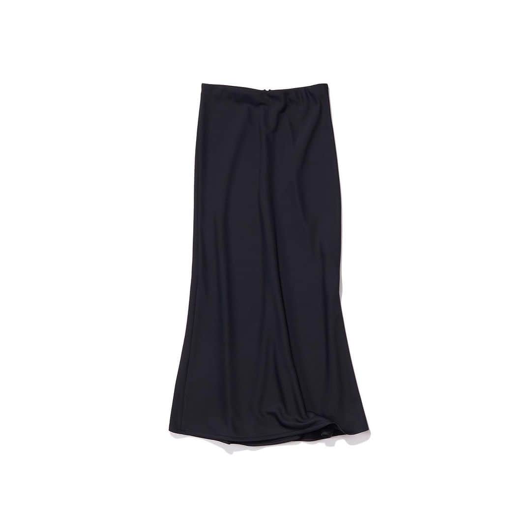 のインスタグラム：「・ New♦️Arrival・ ・ ◆ LOUSTIC ルスティック /フィッシュテールスカート（BLACK)　 ・ LOUSTIC)は、2014年春夏シーズンよりスタート。ベーシックでありながら常に進化し続けるスリークなコレクションを提案しています。こちらは、バイヤス仕立てのフィッシュテールラインが美しいロングスカート。 裾が動くたびにヒラヒラと揺れ動き優雅な印象に。 ウエストの内側はゴム仕様になっているので窮屈感なくご着用いただけます。 リラックス感がありながらも、程よい艶もある生地感なので様々なシーンで活躍できるアイテム。 また、同素材のトップス【2001-11408-H2203】と合わせてセットアップでも楽しめる一着です。 ・ #kkcloset #kkshop #菊池京子 #kyokokikuch #coordinate #code #ootd #outfit #kotd #カジュアル #style #fashion #ファッション #happy #春夏 #black #feminine #summer #skirt #スカート　#black #フィッシュテール #japan」