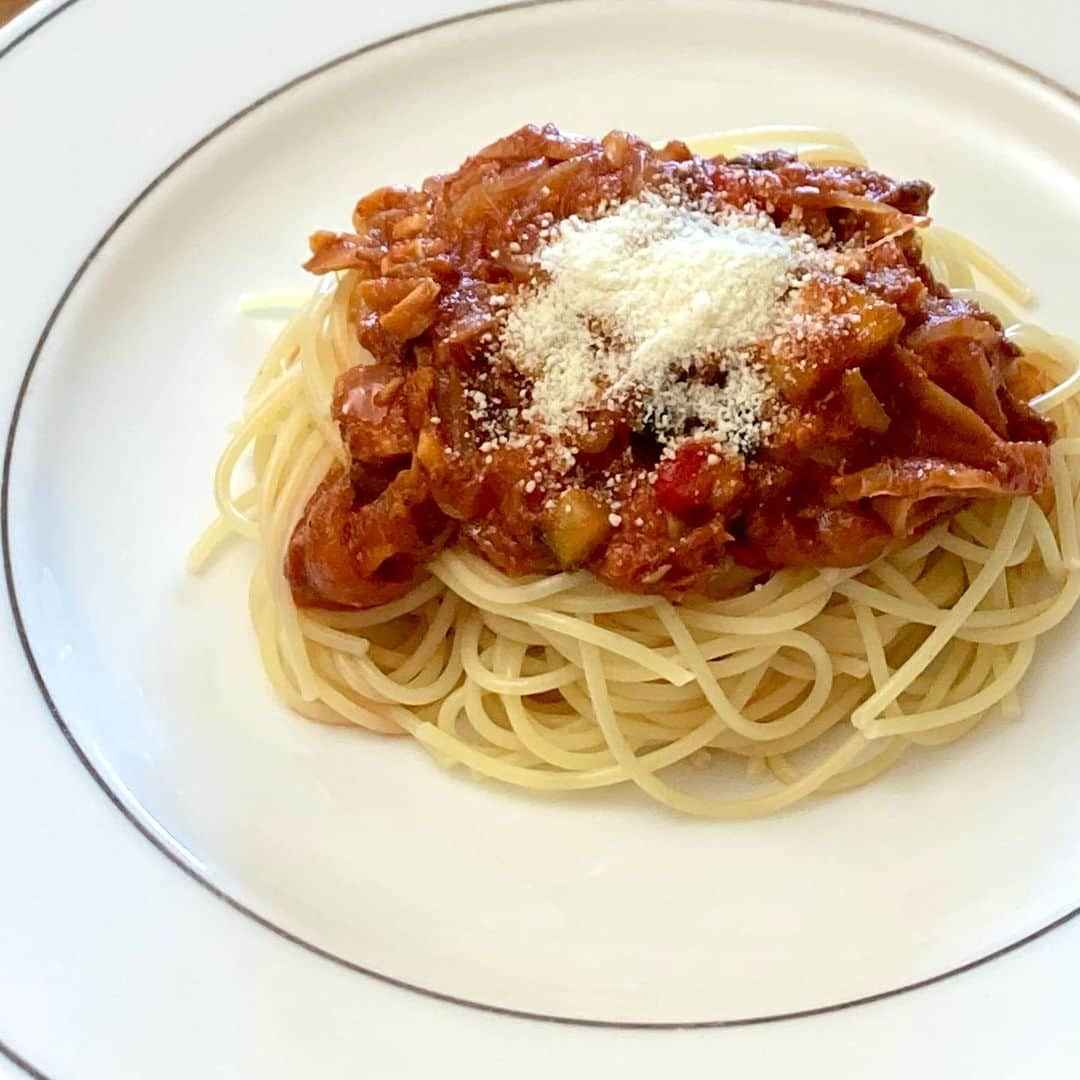 六車奈々のインスタグラム：「今日のお昼は、鯖とたっぷり野菜のトマトソースパスタ🍝お昼頑張ったから、夜は昨日の残りのおかずで手抜きします✌️  #おうちごはん #夏休みごはん  #お昼ごはん #トマトソースパスタ #鯖の水煮缶  #働くママごはん  #ワーママごはん」