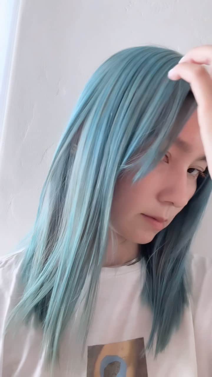 三苫愛のインスタグラム：「Hair Transformation ⛓️⛓️⛓️🪼🪼🪼🪼 なんとなく青にしようとOTTOにお願いして染めてもらいました。意外と @yeuxetligne のオレンジマスカラが合うことに気づきました🍊ブルーでもたくさんある中でionというカラー剤のazurという色味が今の気分にぴったりでした。ブリーチ、リムーバー、黄色味消し、色を入れるという長い工程をやってくれたOTTOさんに感謝🦭🫶🏻」