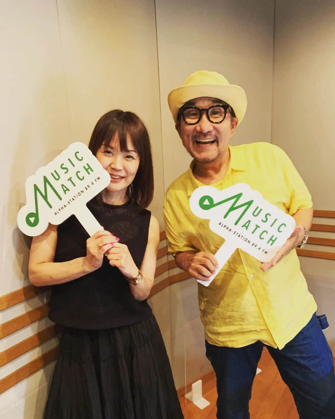 川原ちかよさんのインスタグラム写真 - (川原ちかよInstagram)「Chageさんがソロデビュー25周年と言うことは、 私がChageさんと出会って25年と言うことになります。  FM大阪での、 ソロデビューを記念しての特番で、 Chageさんのアシスタントをさせてもらったのが最初。 プレゼントの合言葉が、 「奥さんどうだい、えっへっへ」になったと言う、 ほんまどんな番組～🤣  それが楽しくて。 ほんと、Chageさんやユーミンが意地悪な人だったら、 私はインタビューが苦手な人になっていたと思う。 当時、インタビュアー最年少と言われていた私に、 Chageさんやユーミンが楽しんでくれたから、 私は「インタビューって楽しいやん！」と思ったのです。←若いって恐ろしい(苦笑) あの頃があっての今です、ほんと！！ 感謝しかない。  なので、 Chageさん25周年のアニバーサリーイヤーに、 こうやってDJとしてゲストにお迎えできて、 今も「ちかよとはリズムが合うから、ほんと楽しいわ！」と言ってもらえてる有り難さ、幸せ。 Chageさん、ほんまにありがとうございます！！ "まだ"頑張れる、"また"頑張れる、 そんな力をもらいました！  全然しゃべり足りてないですが(笑) radikoのタイムフリーで聴いてみてください📻️  ●α-station 【MUSIC MATCH 】 8/1(火)19:00-21:00 Chageさん登場は、20:00過ぎです！  #αstation  #FM京都　 #Chage #幸せな不条理 #川原ちかよ」8月2日 13時04分 - chikayo_baby