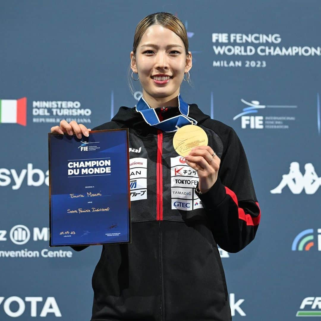 江村美咲さんのインスタグラム写真 - (江村美咲Instagram)「世界選手権🇮🇹 個人優勝🥇/団体6位 ⁡ 世界選手権2連覇することができました!! この1年間色々悩んだり試合前も不調だったり、試合当日もずっと自分との戦いで、何度も逃げ出しそうになりました。 それでも最後にこのような結果でシーズンを終えることができたのはいつも支えてくださる沢山の方々のお陰です。 本当にありがとうございました。 ⁡ 2連覇とはいえまだまだ課題が残っているのも事実です。 団体戦でももっとチームに貢献したかったです。 ⁡ パリオリンピックまで残り1年、今シーズンの反省を活かして更に強くなれるよう精進して参ります。 また応援していただけると嬉しいです🙏🏻 ⁡ まずは来シーズンに備えてゆっくり休みたいと思います🍃💭 ⁡ ⁡ ©︎日本フェンシング協会/Augusto Bizzi/FIE ⁡ 個人スポンサー▽ #立飛ホールディングス #エアウォーター #オリエンタル酵母工業 #明治安田生命 #allstar #日の丸交通 #eurekadiamondsjapan #bellross ⁡ 協会スポンサー▽ #JAL #KOWA #長谷工コーポレーション #三洋紙業 #タマディック #鈴与 #カラダファクトリー #Impal #伊藤超短波」8月2日 13時05分 - emura_misaki