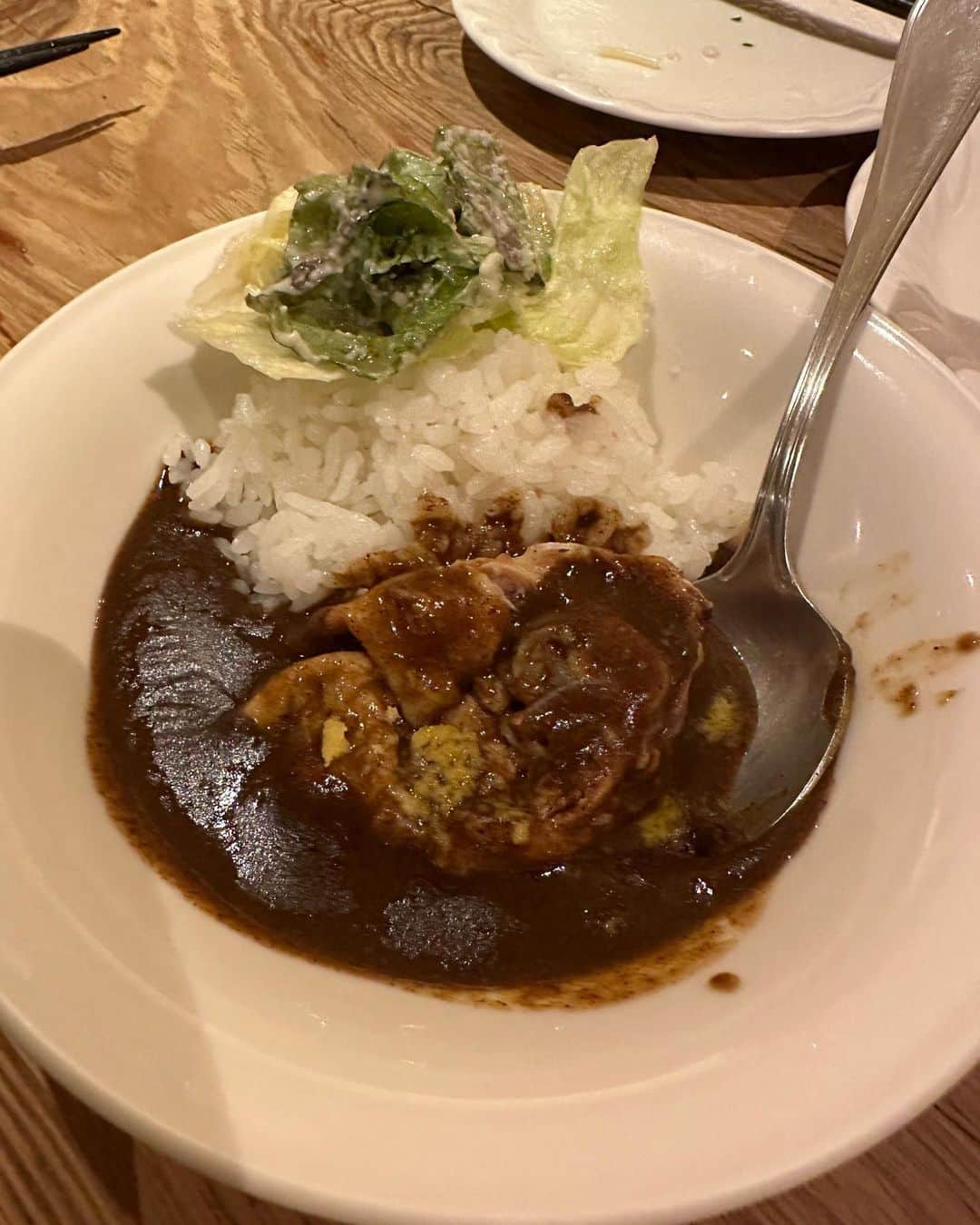 のインスタグラム：「他のお店の情報は→@aira.ar50  鎌倉には美味しいカレー屋さんがたくさん🍛 御成にある マッチポイント @match_point_kamakura もその一つ パーティプランを頼んだら なんと、〆にカレーが出てきました❣️  苦めの奥深い味わいは めちゃくちゃ好みでした。  カレー以外のお料理も 美味しかったです🫶  #鎌倉 #鎌倉グルメ #鎌倉観光 #鎌倉ランチ #鎌倉カレー #マッチポイント #カレー #カレー部」