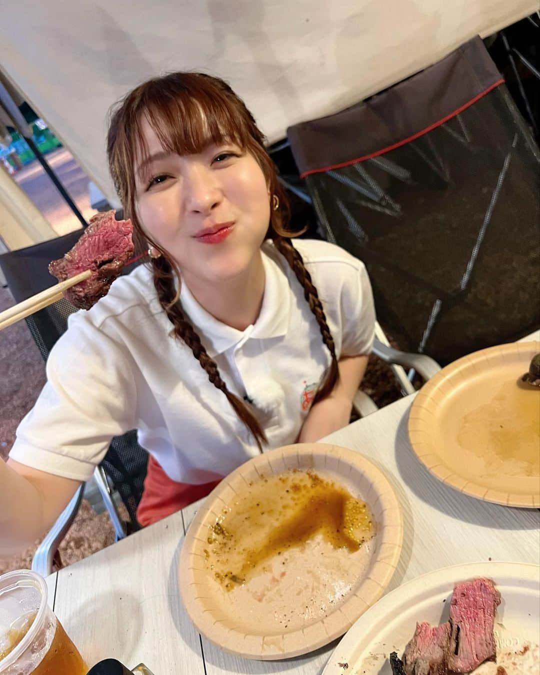 白井奈津のインスタグラム：「BBQ🍖✨  全部天野さんが焼いてくれました🤤笑 美味しかったぁ-  あまドラ‼︎  今週の放送回もなかなかアクティブなのでお楽しみに👈  #あまドラ #テレビ愛知 #毎週土曜放送 #bbq #食べる専門 #オアシスパーク川島 @oasis_park  #ドライブ #🚗 #nexco中日本」