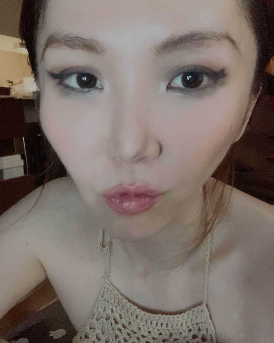 日之内エミのインスタグラム：「久々にバッチリアイメイク。なんか顔が懐かしい！笑　最近適当やったから新鮮😂😂😂 #アイメイク  #メイク  #eyemakeup」