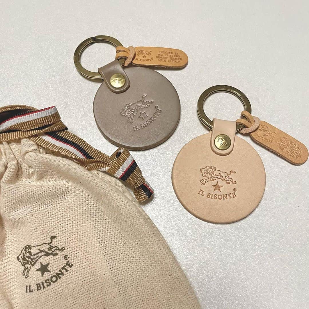 KANAKAのインスタグラム：「一緒に住んだからお揃いのキーリングに😌🔑  イルビゾンテにした🫶🏼  もう既にヌメの色変わってきててエモい🤤  #ilbisonte #イルビゾンテ #キーリング #キーホルダー #淡色 #淡色女子 #同棲」