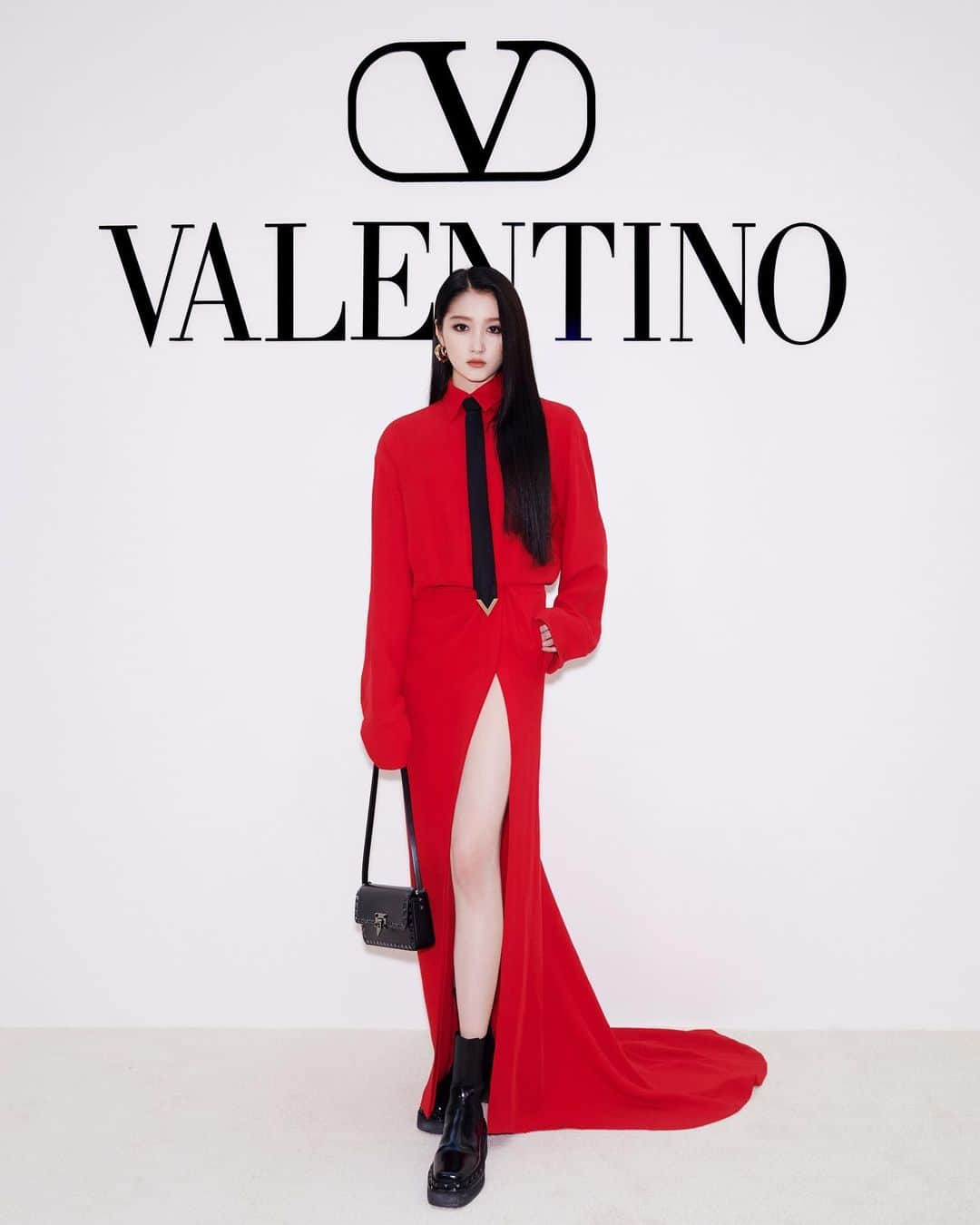 クアン・シャオトン（Guan Xiaotong）のインスタグラム：「黑领带有点酷 #ValentinoBlackTie @masionvalentino」