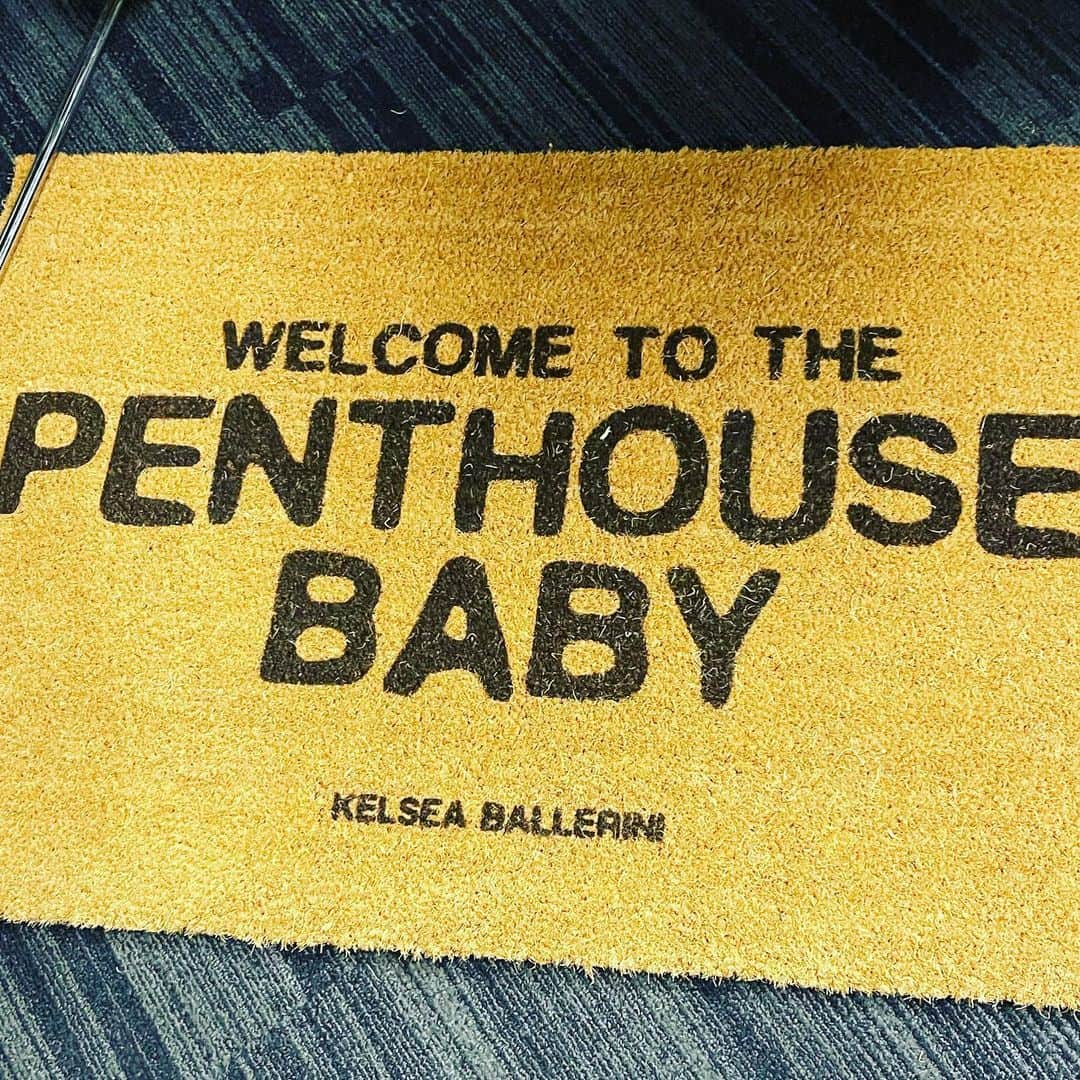 アンソニー・ラモスさんのインスタグラム写真 - (アンソニー・ラモスInstagram)「“I’ll see you there!” @kelseaballerini 😈🔥❤️  ‘under the welcome mat’ in LA was all of the feels. Thanks for having me! 🎟️🥰📽️」8月2日 13時08分 - anthonyramosah