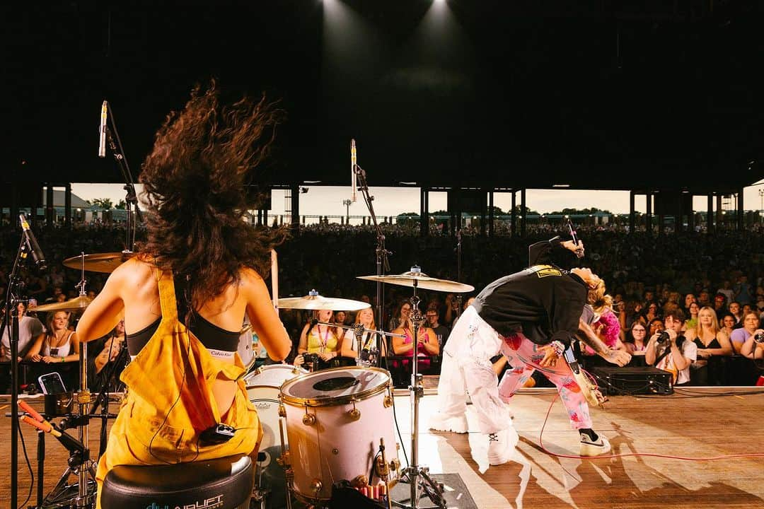 ナッシュ・オーバーストリートさんのインスタグラム写真 - (ナッシュ・オーバーストリートInstagram)「You all were such a hot sweaty beautiful crowd to play for!  Tag yourself if you’ve been out to this tour! ✅  @jax @jessbowen 🙌🙌🙌 #photocredit @braverijah」8月2日 23時00分 - nashoverstreet