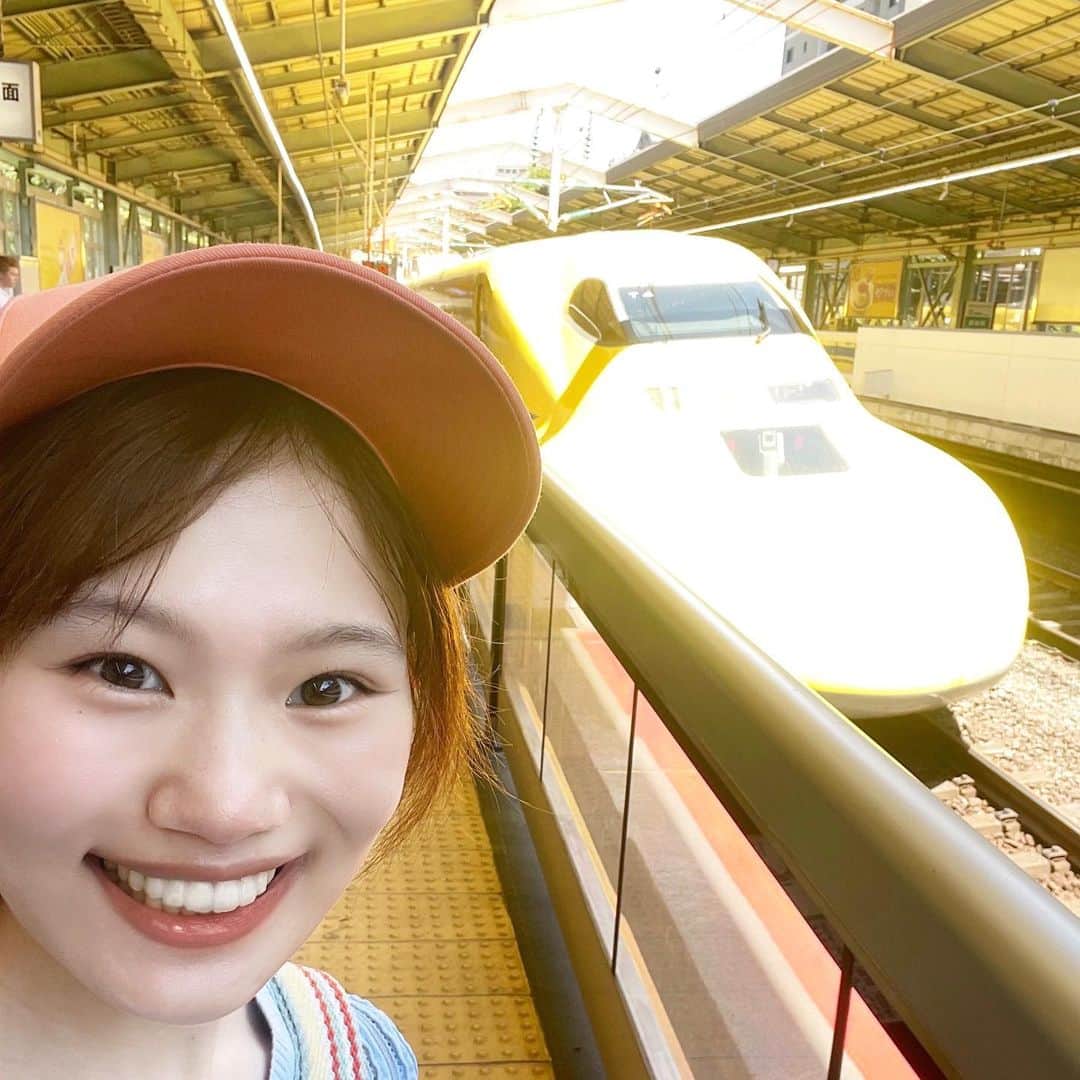 のインスタグラム：「わーーーーー！！！！  The platform was shining with the reflection of Doctor Yellow, the Shinkansen of luck🍀   Doctor Yellow is a nick name for the special yellow shinkansens with diagnostic equipment. It is not for transportation services hence quite rare!  幸運の新幹線・ドクターイエローがホームを黄金に照らしていました✨✨✨  人生で初めてみました😍❣️嬉しい〜〜〜〜  #ドクターイエロー #n700系 #新幹線 #doctoryellow #shinkansen」