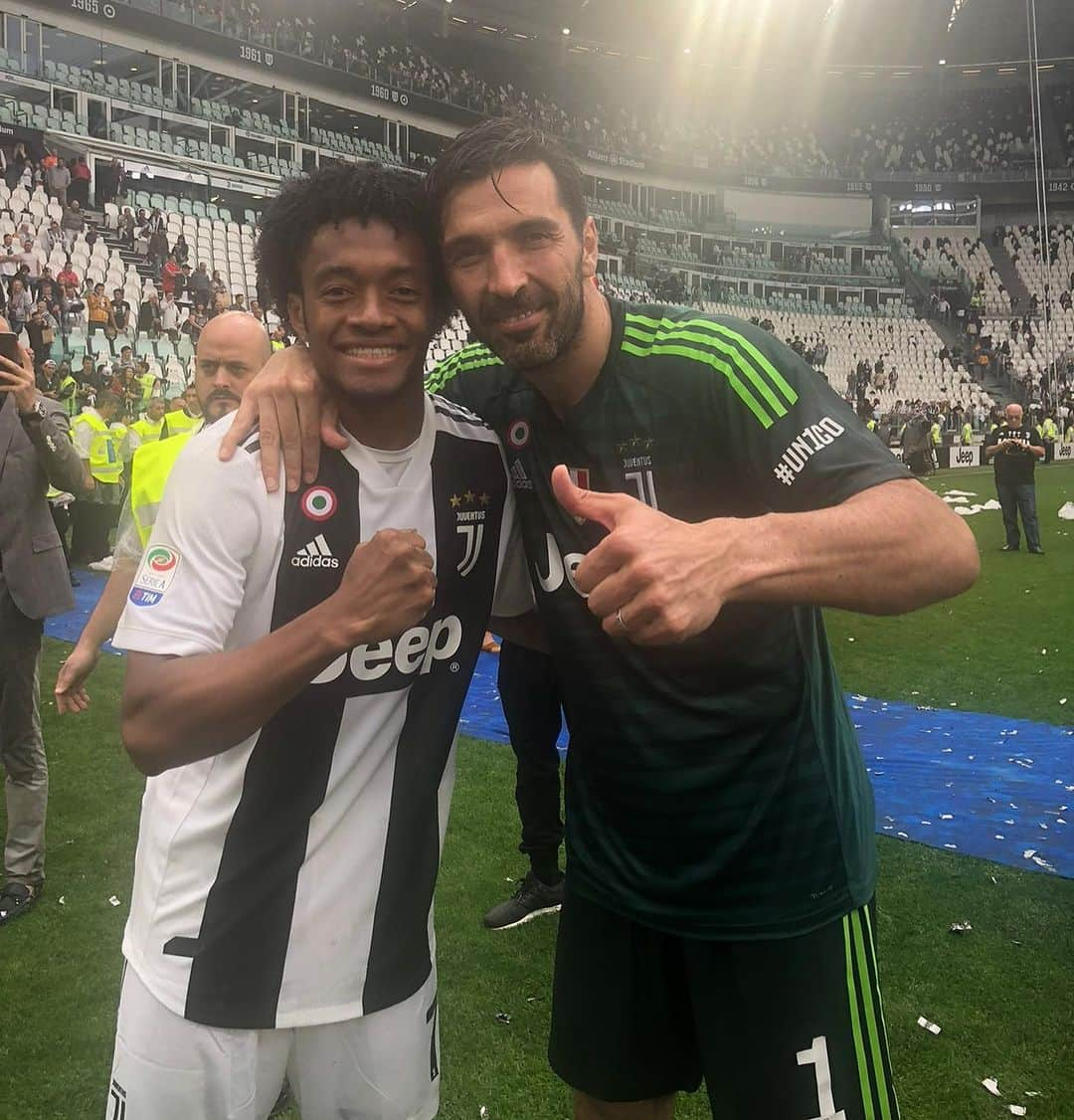 フアン・クアドラードさんのインスタグラム写真 - (フアン・クアドラードInstagram)「Súperman in porta una LEYENDA grazie di tutto @gianluigibuffon muchas bendiciones en tu nueva etapa 💪🏾🙏🏾 #UN1CO」8月2日 13時16分 - cuadrado