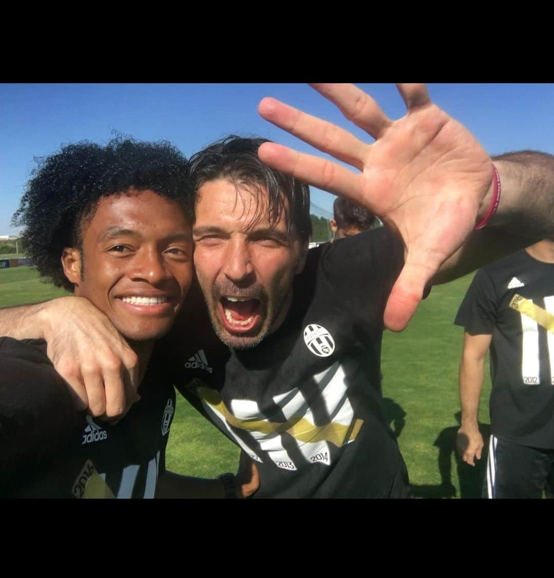 フアン・クアドラードさんのインスタグラム写真 - (フアン・クアドラードInstagram)「Súperman in porta una LEYENDA grazie di tutto @gianluigibuffon muchas bendiciones en tu nueva etapa 💪🏾🙏🏾 #UN1CO」8月2日 13時16分 - cuadrado