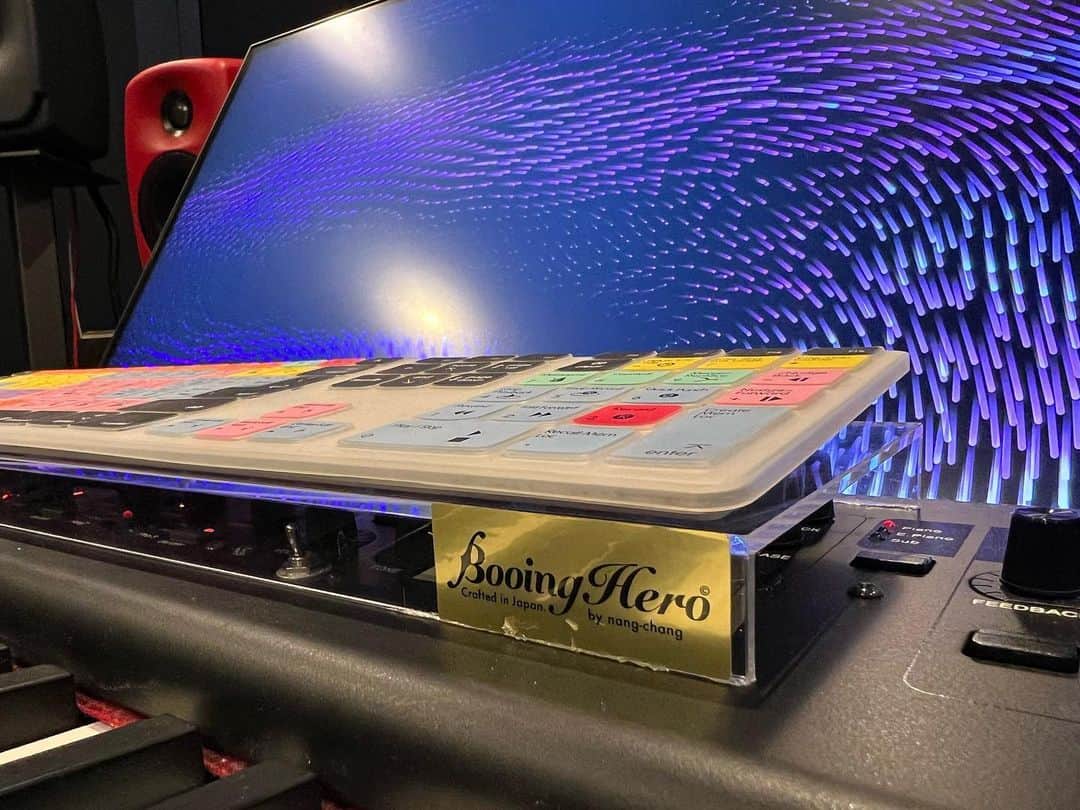 本間昭光のインスタグラム：「#booinghero 特製の キーボード用キーボードスタンド！！ 綺麗にまとまる🤩」