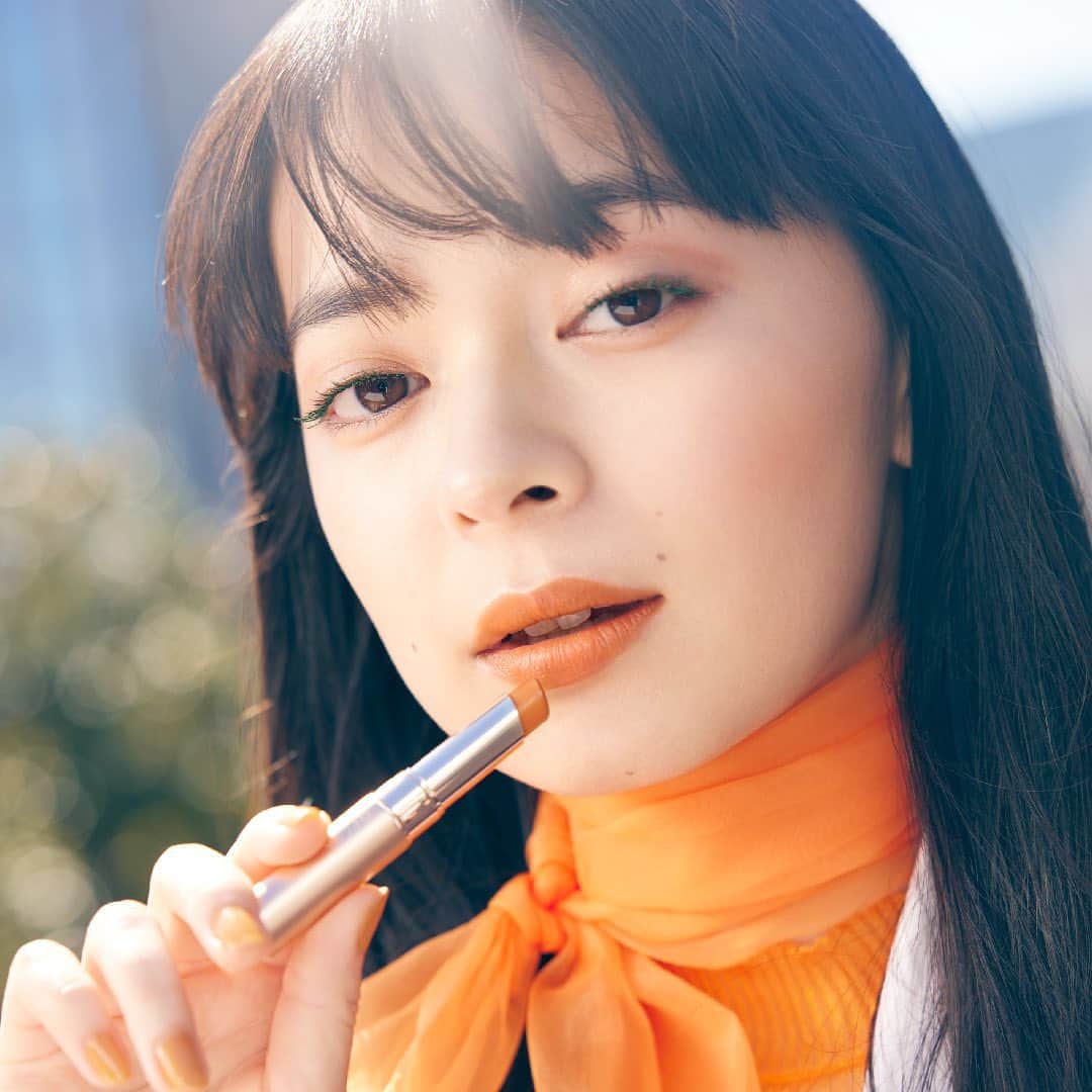 OPERA公式のインスタグラム：「🎤新リップモニターの声をご紹介🎤 シアーマットリップスティック製品をご体験頂いた、モニターの方のお声をご紹介いたします。  「質感がちょうどいい」 「塗りやすさ」「落ちにくさ」といった仕上がりや使い心地のよさ、 「メイクの幅を広げてくれる」という嬉しいお声を頂戴いたしました。  ぜひご参考にしてください✨ ※内容は個人差がありますことご了承ください。  密着‘透けマット’質感　保湿しながら　キレイ色続く [パウダーレスマットリップ] オペラ　シアーマットリップスティック （’透けマット’質感・高保湿・長時間キープ）  だから毎日、手が伸びる！ ‘マットリップ’のイメージを変える、オペラのストレスフリーな新感覚リップ。  8月4日(金)新発売 公式オンラインショップ、PLAZA・MINiPLA限定取り扱い @opera_cosmetics  ------------------------------------------------- ■PRESENT campaign❣️ キャンペーン期間中にコメントをくれた方の中から抽選で10名様に、ホリデーコレクションsetが当たります✨ ⌛期間：721～8/3 この期間のオペラ投稿にコメントしてね。複数の投稿にコメントすると当選確率UP！気になるカラーを教えて♡ -------------------------------------------------  #透けマットリップ #オペラシアーマットリップスティック #シアーマットリップスティック #マットリップ #リップ #新作リップ #新作コスメ #operacosmetics」