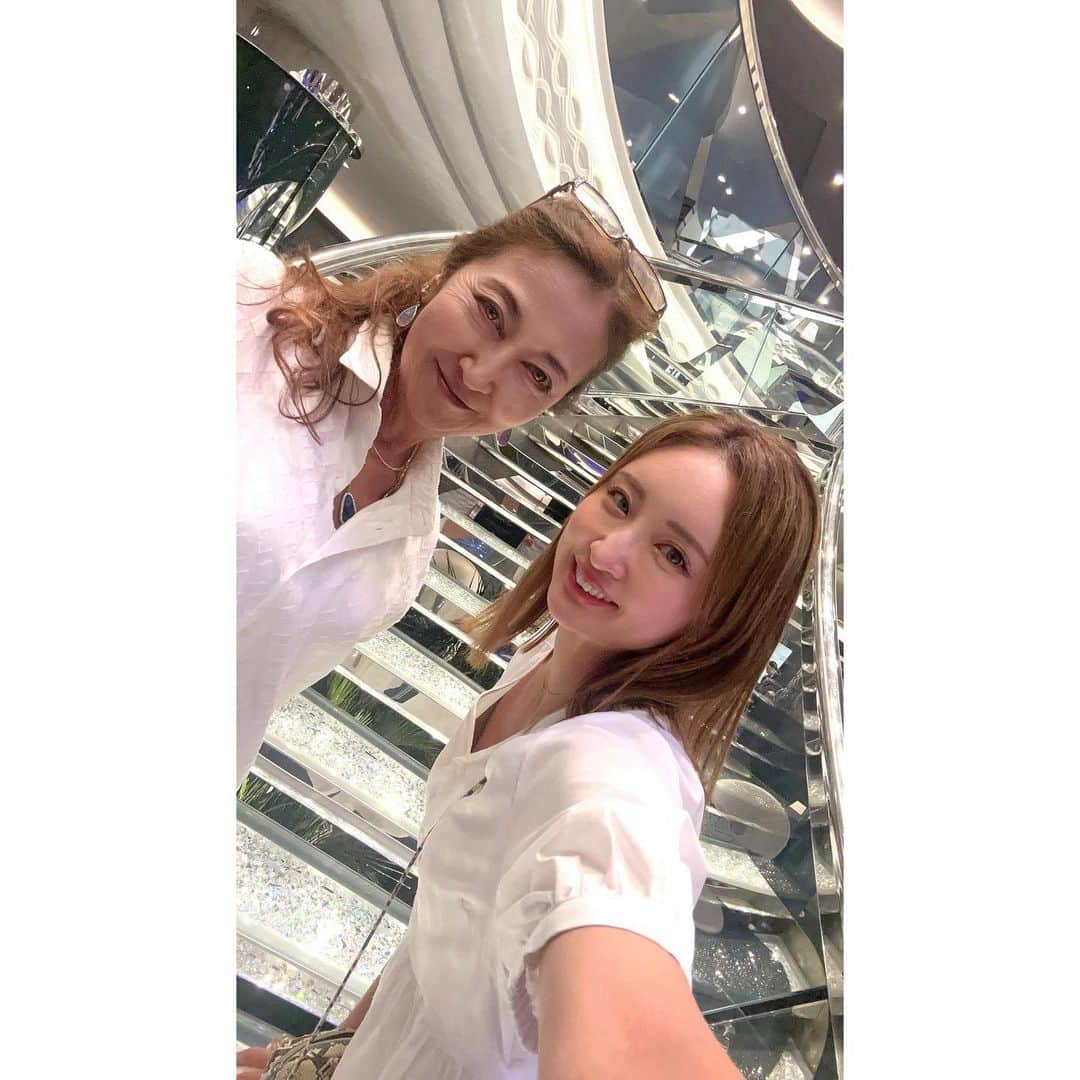 YUKAさんのインスタグラム写真 - (YUKAInstagram)「#msccruising White Party🚢🤍  ベリッシマの象徴でもあるスワロフスキーの階段✨✨ 一段300万するらしい😳  White Partyだったけど👧🏽にパスタソース付けられたよ☺️🍝  GUだから全然いいよ☺️☝️ 張り切ってdress持ってかなくてよかた☺️  #msccruises #mscbellissima #whiteparty」8月2日 13時29分 - yukarolly