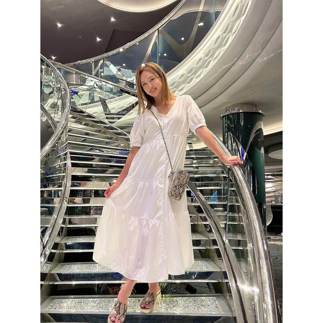 YUKAさんのインスタグラム写真 - (YUKAInstagram)「#msccruising White Party🚢🤍  ベリッシマの象徴でもあるスワロフスキーの階段✨✨ 一段300万するらしい😳  White Partyだったけど👧🏽にパスタソース付けられたよ☺️🍝  GUだから全然いいよ☺️☝️ 張り切ってdress持ってかなくてよかた☺️  #msccruises #mscbellissima #whiteparty」8月2日 13時29分 - yukarolly