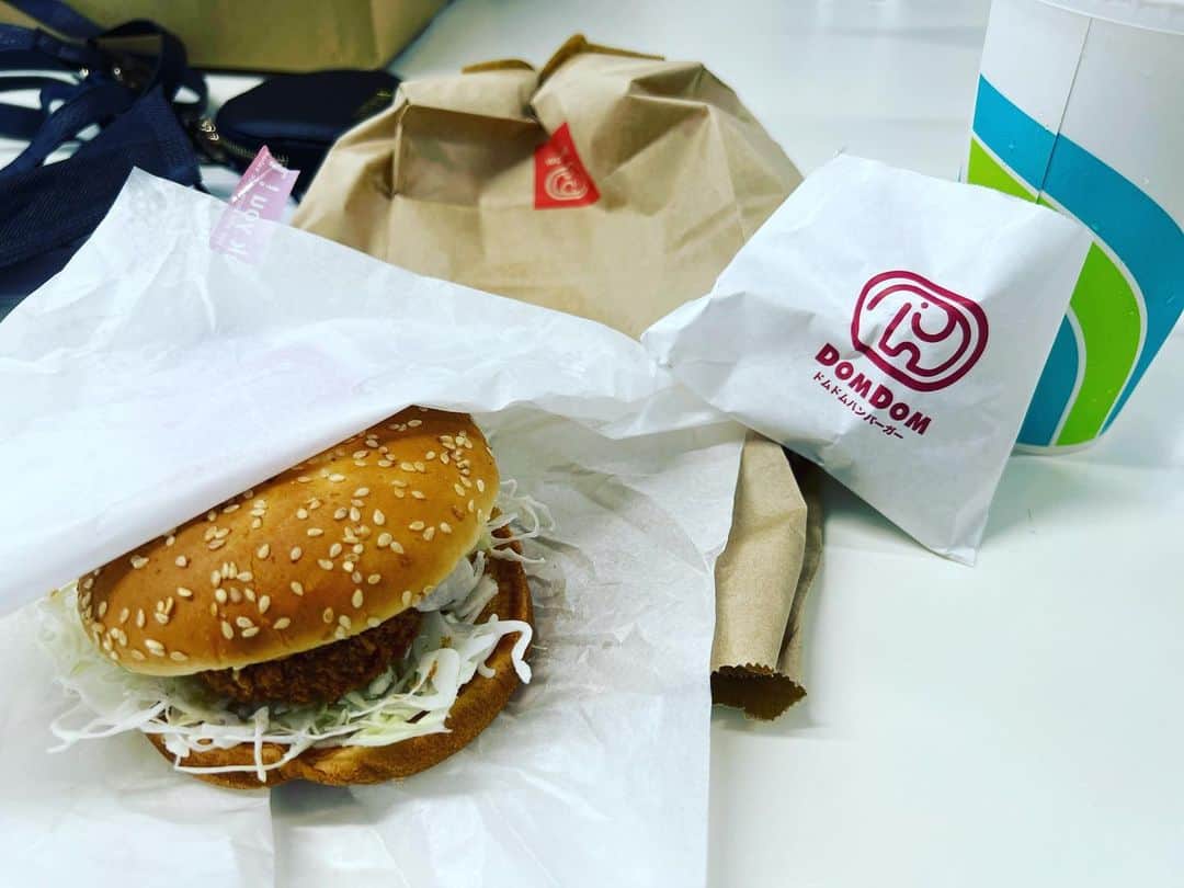 ミヤ のインスタグラム：「おはようございます！ 念願の対面！ #mucc25th #domdomhumberger」