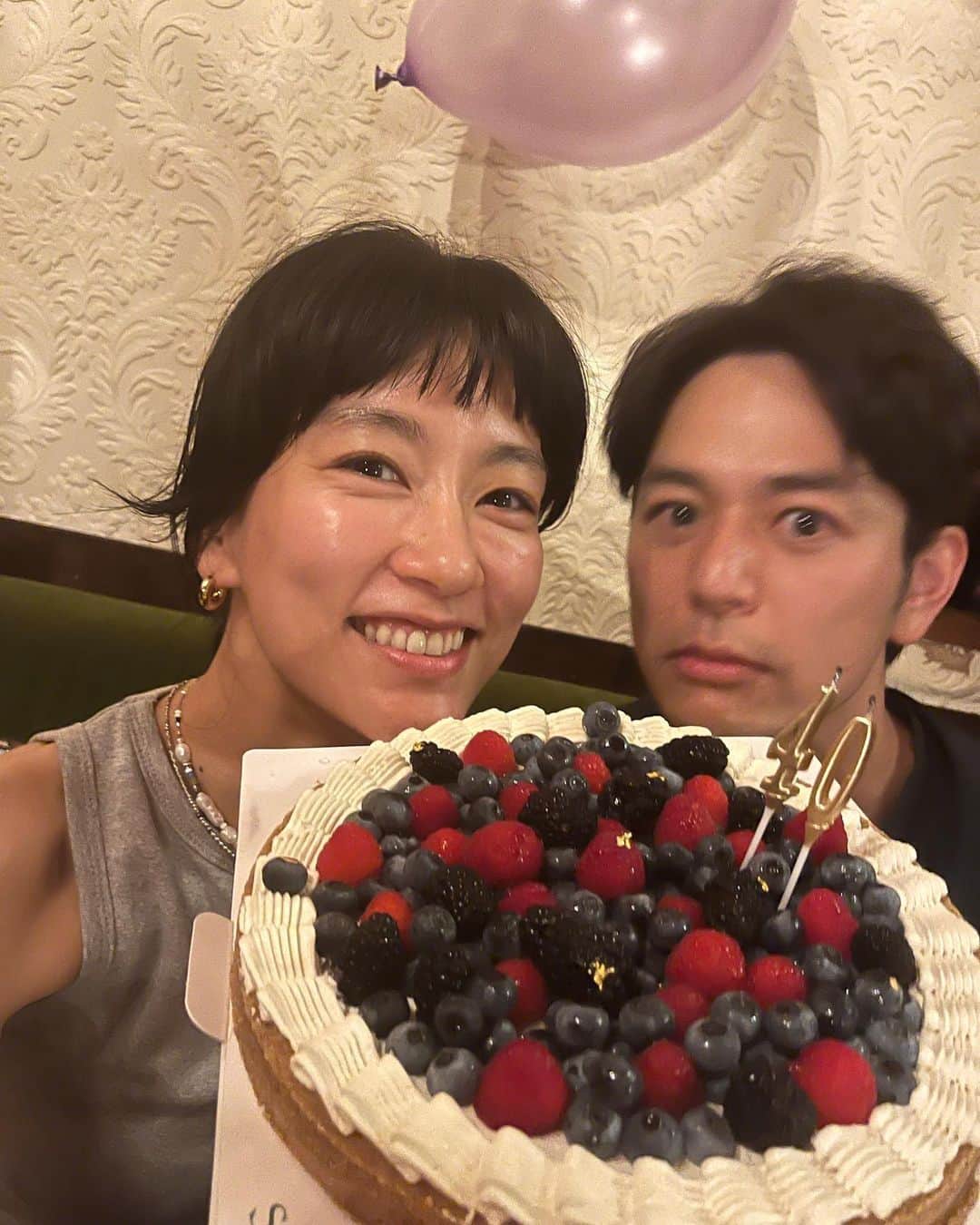 水川あさみのインスタグラム：「ありがとう💐其のニ ①1人で撮ってる！急に入ってこないで！ ②③④⑤あんたの方がブレてないのなんで！ ⑥⑦飾り付け隊のおばさん達💜ありがとね🥹嬉しい🥹 ⑧どこの距離から撮ってんの！やめて！ 🫶🏻🫶🏻🫶🏻」