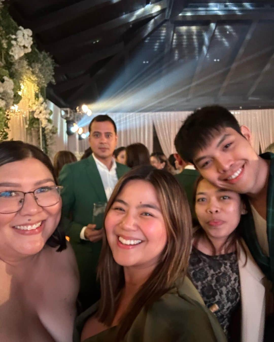 Miles Ocampoさんのインスタグラム写真 - (Miles OcampoInstagram)「Congratulations, Mr. and Mrs.Nuñez!!! 💍 i love you and appreciate you both always. 🤵🏻👰🏻‍♀️」8月2日 13時35分 - milesocampo