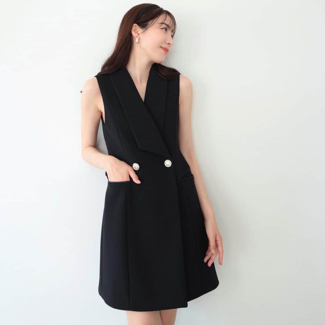デュラスアンビエントのインスタグラム：「#ショールカラージレドレス <White, Black>  厚手の生地は、高級感の漂うマットな仕上がりで、ポケット口にはさり気なくサテンをあしらい、上品に着地した端正なジレドレス。  アウターとしてはもちろん、ワンピースとして一枚でも楽しめるよう、目立ちにくいスナップボタンをつけ、はだけない仕様に仕上げました。  ＿＿＿＿＿＿＿＿＿＿＿ ✔︎ @ambient_styling #AMBIENT #ambient_official #ambientstyle #アンビエント #ワンピース #お呼ばれドレス #黒ドレス」