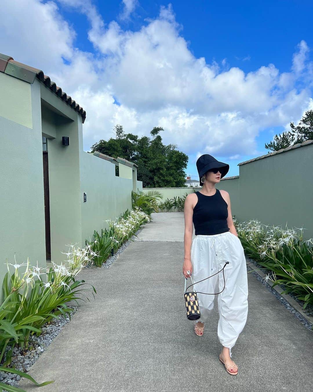 ジュジュのインスタグラム：「旅にも大活躍だったAuroraちゃん♡  毎season出したい位太陽の季節にピッタリで...🤲 他には無い唯一無二のaccessory...👀  ジャストシーズンを是非お楽しみ下さい🩶"  feveringはこの時もだし、毎日accessory✌️  re arrival  2023.8.3 21:00 release✔︎  #🌈」