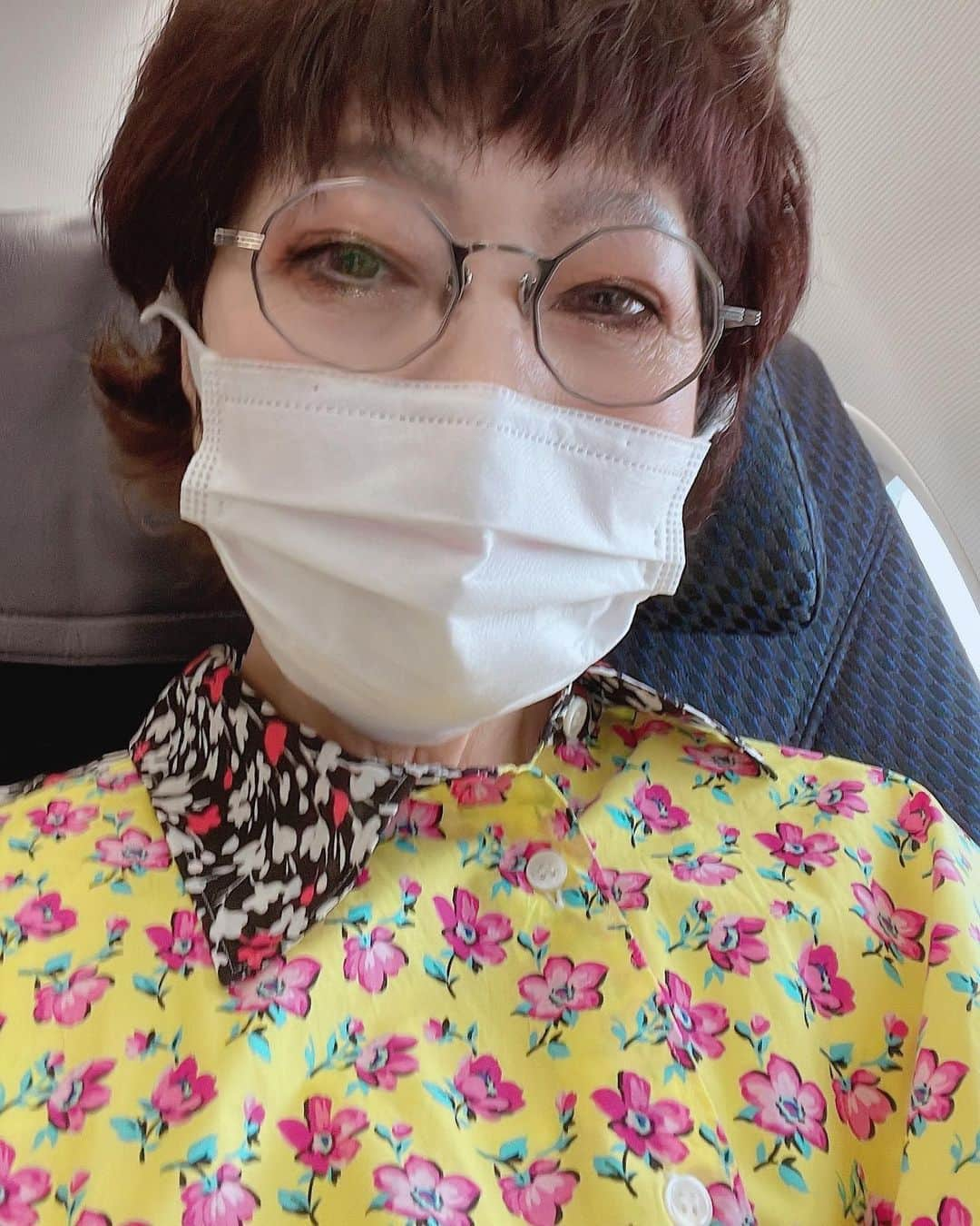 森山良子さんのインスタグラム写真 - (森山良子Instagram)「相次ぐ雷雲の発生で予定より数時間遅れて着いた韓国。 ソウルに着いたらもう夕飯時。 ご存じでしょうか？プチプラのお買い物って、、、、。 プチプライス、つまりあまりお財布がいたくならないお買い物、と屋台での食べ歩き。ぐるぐるなフライドポテト、チャプチェ、小さな伊勢海老の鉄板焼き、すーっぱーい、レモンジュース、　パンケーキのようなホットク、、その他あれこれつまみながらプチプラの1日でした。 私ちゃんと2人、気ままだなぁーッなソウル滞在です。 明日はどうする〜？ きっとゆるゆる〜な日々となるなぁ✈️」8月2日 13時39分 - ryoko5699