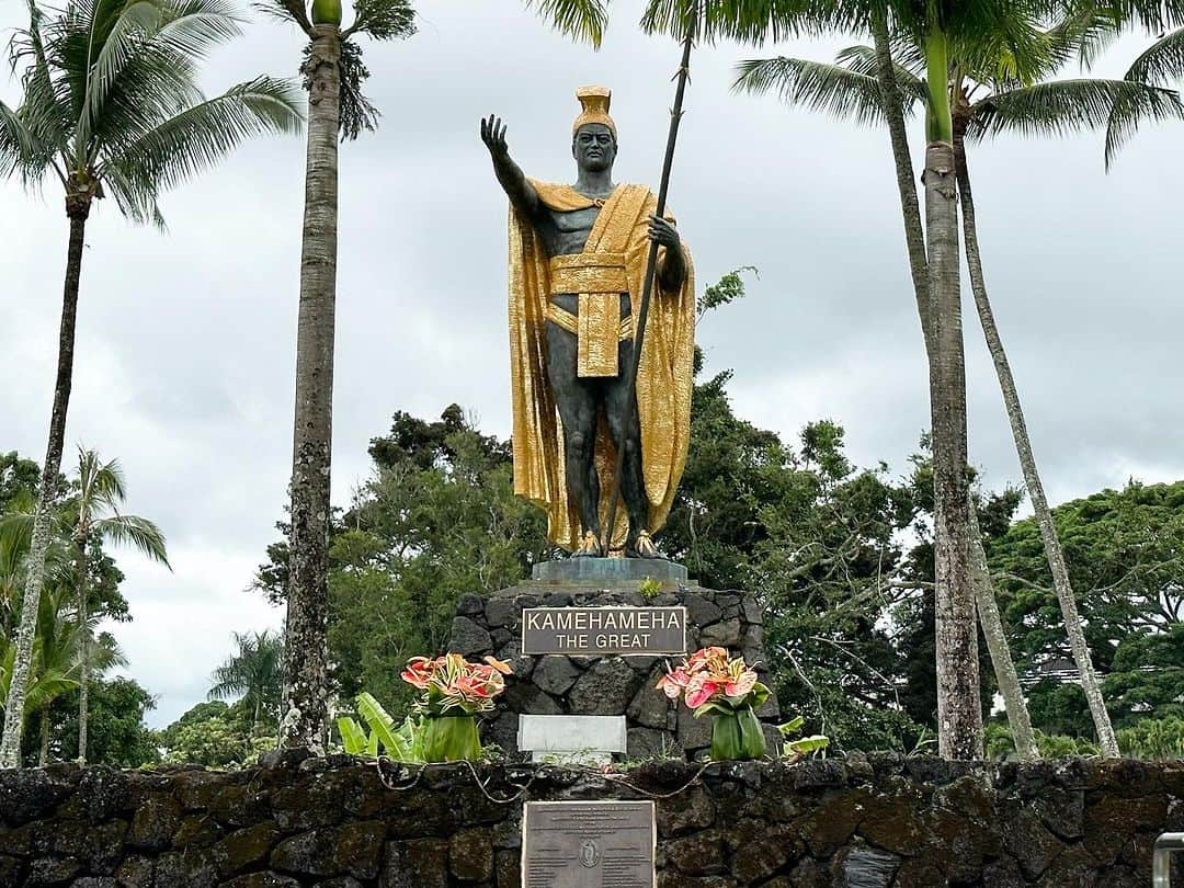 新保友映さんのインスタグラム写真 - (新保友映Instagram)「ハワイ島で会えたホヌ🐢ウミガメ✨ お昼ご飯を食べにきて、お昼寝して帰るそうです😆 ホヌは海の守り神と言われ、平和、幸運、長寿の象徴とされています✨  そしてキングカメハメハの像もあるヒロの街。 行きの機内では、大好きなホノカアボーイが観られたのでホノカアの街にも行きたかったですが、そこは時間がなく断念。ヒロの街ものんびりと素敵な時間が流れていました✨  #hawaii #hawaiiisland  #hiro #honu #volcano #bigisland  #hawaiitravel  #hawaiilove  #hawaiistagram  #hawaiitrip  #ハワイ #オアフ #オアフ島 #ハワイ島 #ビッグアイランド #火山 #ヒロ #ホヌ #ウミガメ #ハワイ旅行  #夏休み #子どもとお出かけ」8月2日 13時39分 - tomoemoe0520