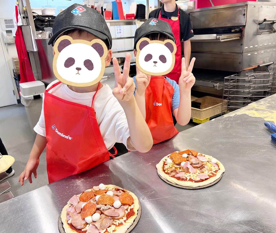 安田美沙子さんのインスタグラム写真 - (安田美沙子Instagram)「いつかのピザ屋さん体験♥️  ドミノピザさんとお仕事をご一緒させて頂いたご縁もあり、ピザアカデミーの体験をして来ました🍕  子供達みんなでピザをコネコネ！  男の子たちのピザは、なぜか緑が少なく肉肉しい🥦  でも自分で作ったピザはとってもおいしくて 楽しくて、大喜びでした✨  素敵な体験をありがとうございました🤍  #ピザアカデミー #ピザづくり #ピザ体験 #食育 #それぞれのピザ #ドミノピザ」8月2日 13時44分 - yasuda_misako