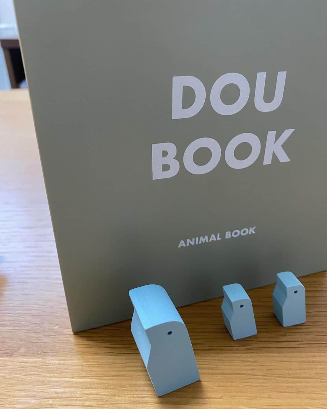 小田川エリカさんのインスタグラム写真 - (小田川エリカInstagram)「・  ちいさな本の形のBOXにおもちゃが入った” DOU BOOK “シリーズ🌳  ピースのひとつひとつが可愛い動物の形をしてて パズルをしながらどうぶつの名前を覚えたり 積み木のようにつみ上げてバランスゲームをしたりクイズ遊びもできて 年齢により様々な遊びができるよ🐘  本型の形は全て同じだから 好きな場所にすっきり収納できるところも お気に入りポイント📕 @dou_toy   #dou_toy #木のおもちゃ #木製玩具 #知育玩具 #動物パズル #出産祝い」8月2日 13時59分 - 0904.erika