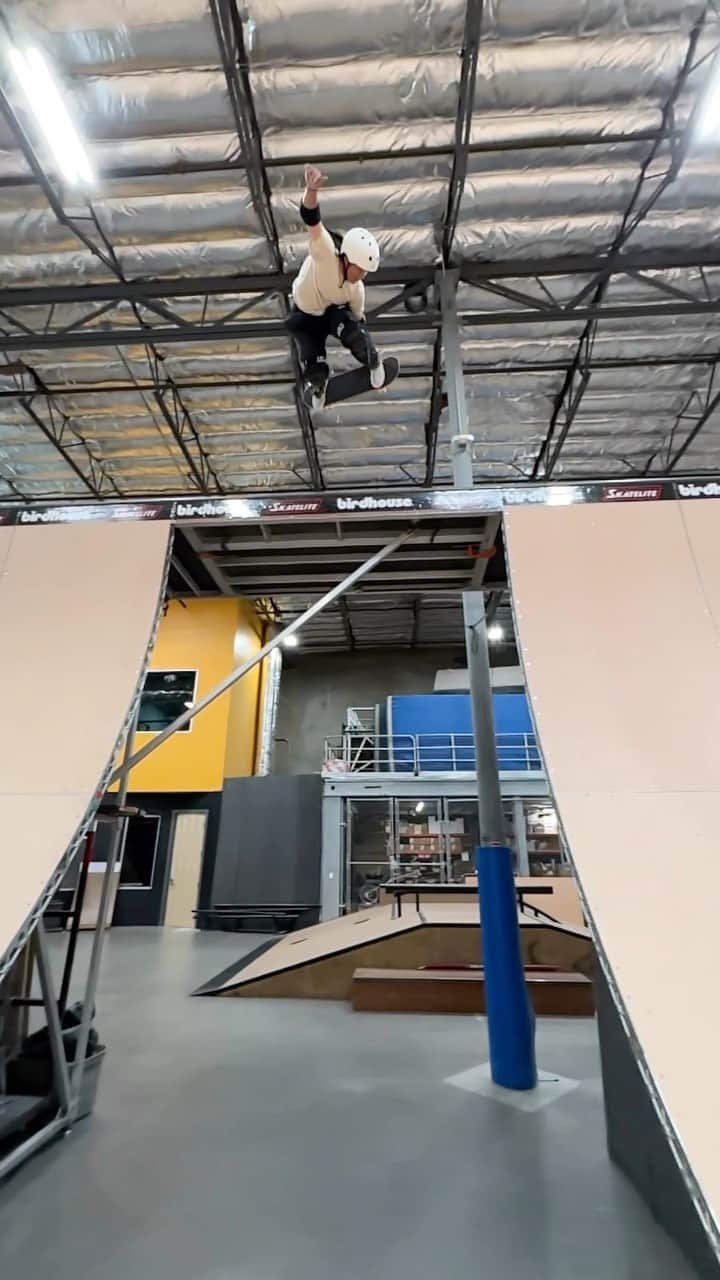 小川希花のインスタグラム：「Bs air over the channel @tonyhawk vert ‼︎ Thank you @christianhosoi for filming and helping me ☺️  @vansjapan @vansskateapac @hosoiskateboards @blackflys_japan @independenttrucks @ojwheels @ninja_bearing @stance_japan @triple8nyc @187killerpads @triforce_k @hi_5.skatepark @hydroflask.jp @mbm_parkbuilders #warehouse  #skatelife」
