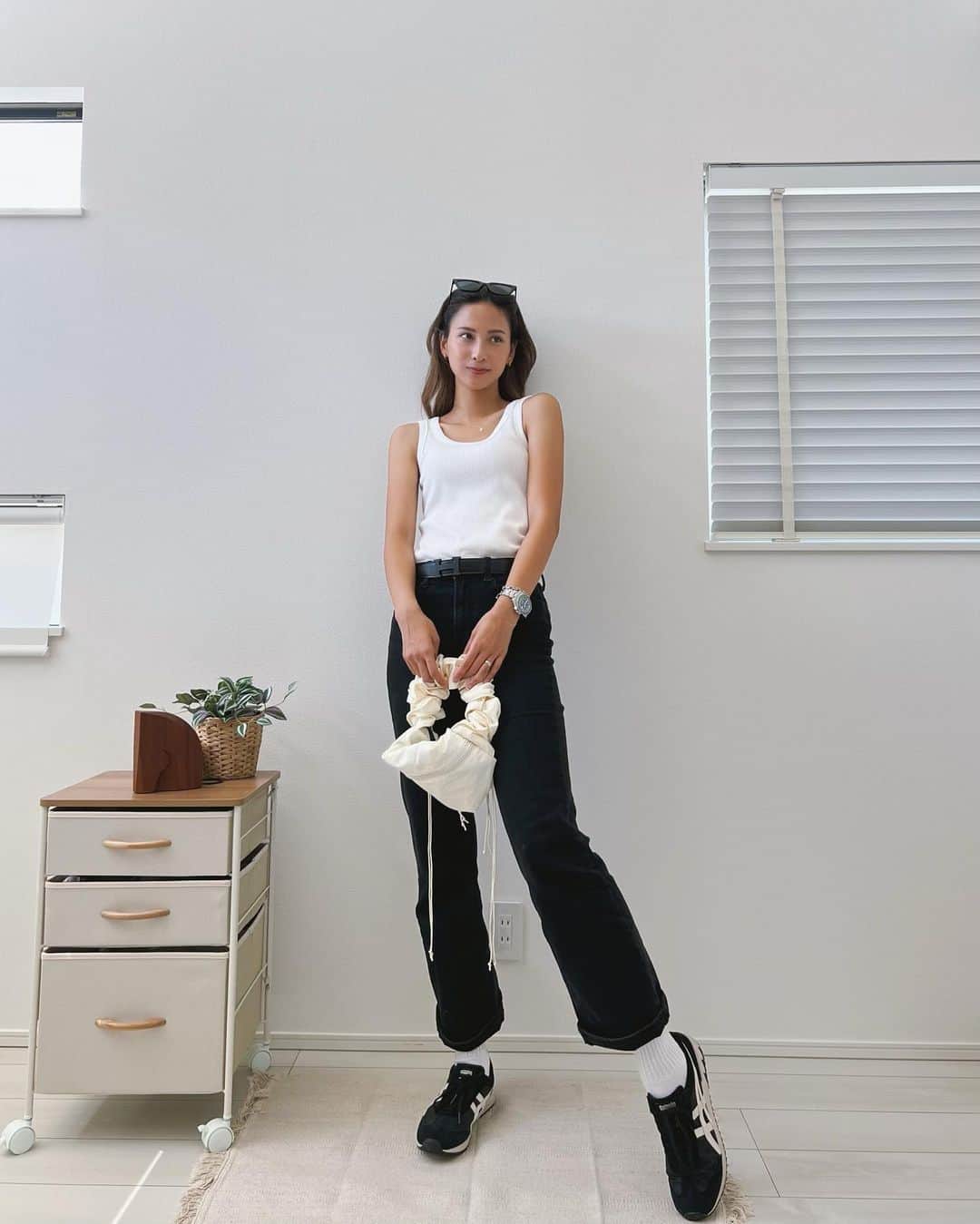 小屋春菜のインスタグラム：「私服🖤 ヒールと迷ったんだけど、必要な物買ってささっと帰りたかったのでスニーカー👟 でもやっぱりヒールも可愛かったなぁ〜」