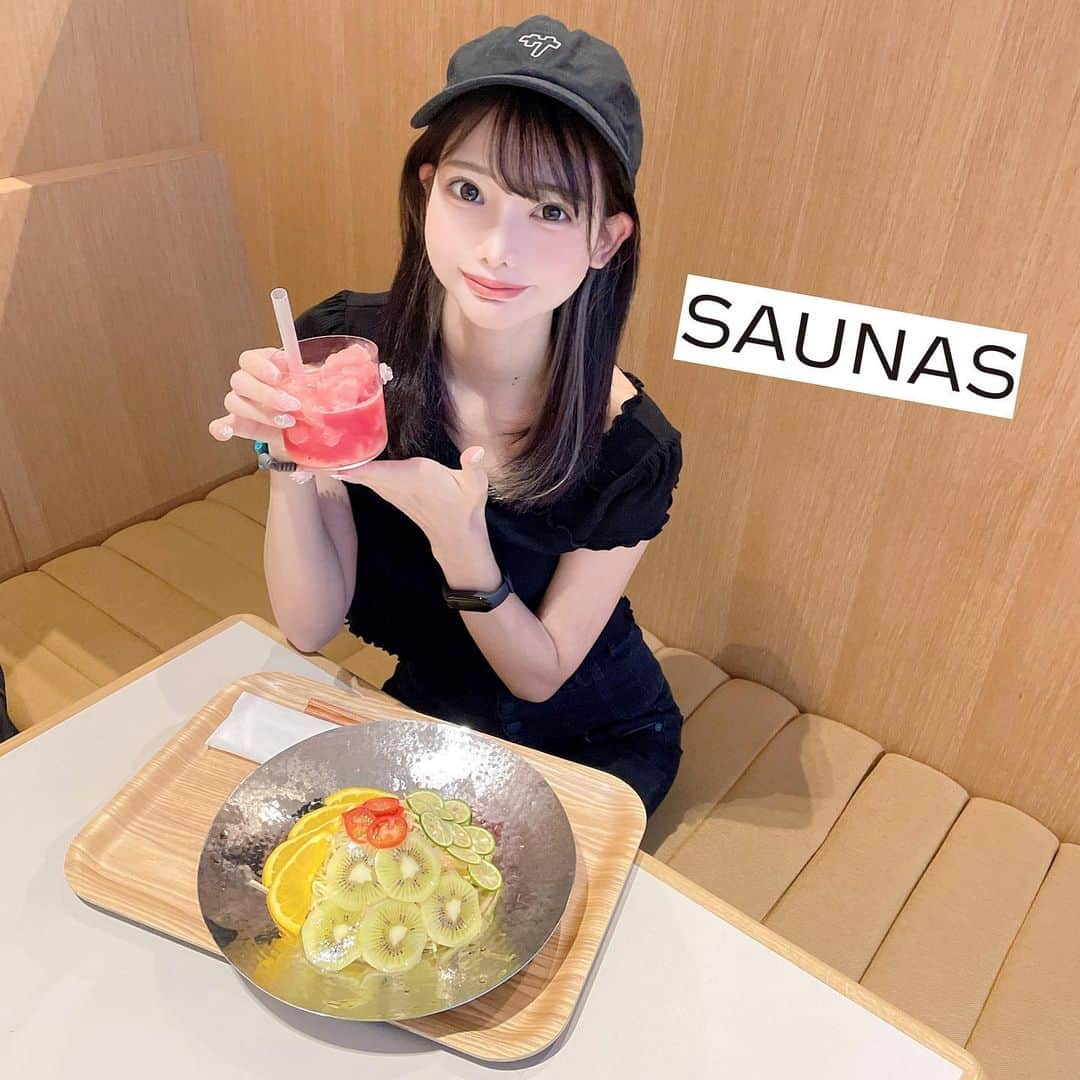 米倉みゆのインスタグラム：「SAUNAS 冷やし中華はじめました〰️🌞🌴🌺✨ . そして新メニューのすいかスムージーも一緒に🍉 . 今までの冷やし中華の概念覆す系おしゃれ冷やし中華🥢 なんとミシュラン二つ星料亭が監修❗️🫨 麺がこしある系で 食べ応えめっちゃある！ とっても美味しい🈂️飯でした🍚 . 🍉スムージーも濃厚で美味しいので、超オススメ！ スイカ好きは絶対飲んでみてね！ . . 🈂️ウナは言わずもがな 🈂️イコーです。すいてたから TUULI SAUNAが独り占め状態で、めちゃくちゃきもちよかった〰️ ロウリュしたら、湿度素晴らしくてスグに汗ダラダラ… . . 最近LAMPIの方行けてないなー！！SOUND SAUNAはいりたい！ . . . . . . .  #サ活する米倉   #もぐもぐする米倉  #渋谷saunas  #渋谷サウナス  #ATAGO  #冷やし中華  #精進料理醍醐監修 #ヴィーガン対応 #ヴィーガン #プラントベース #サ飯 #サウナ飯 #サウナ #サウナ女子  #サウナイキタイ  #サウナー  #サウナ好きな人と繋がりたい  #サウナ部  #サウナ好き  #サウナ好きと繋がりたい  #サウナー女子 #ととのった  #渋谷サウナ #渋谷グルメ  #渋谷カフェ  #渋谷ランチ  #渋谷ディナー  #グルメ女子 #美味しいお店  #sauna」