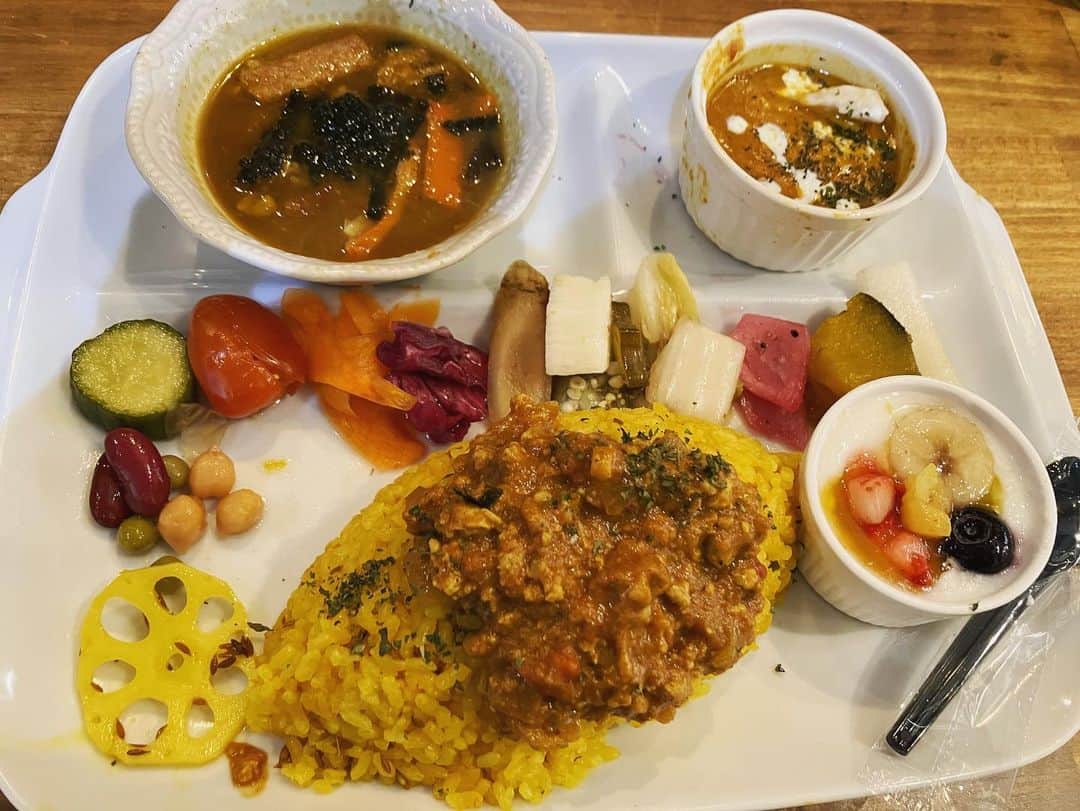 桑原雅人さんのインスタグラム写真 - (桑原雅人Instagram)「原ちゃんとピーナツと美味しいカレーを食べました！  #祇園花月 #すぐ隣 #スパイス&ピクルスカレー #yellow #トット #ゆにばーす #ドーナツピーナツ #スパイスカレー」8月2日 13時56分 - kuwatotto