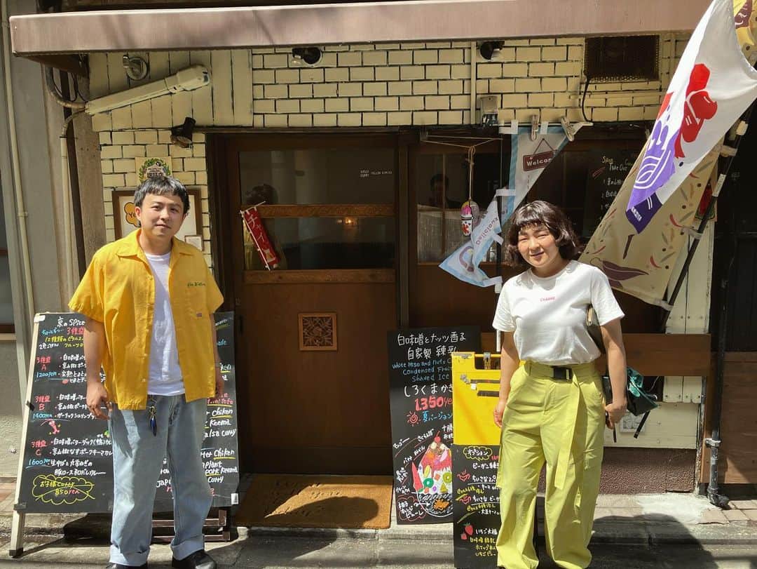 桑原雅人さんのインスタグラム写真 - (桑原雅人Instagram)「原ちゃんとピーナツと美味しいカレーを食べました！  #祇園花月 #すぐ隣 #スパイス&ピクルスカレー #yellow #トット #ゆにばーす #ドーナツピーナツ #スパイスカレー」8月2日 13時56分 - kuwatotto