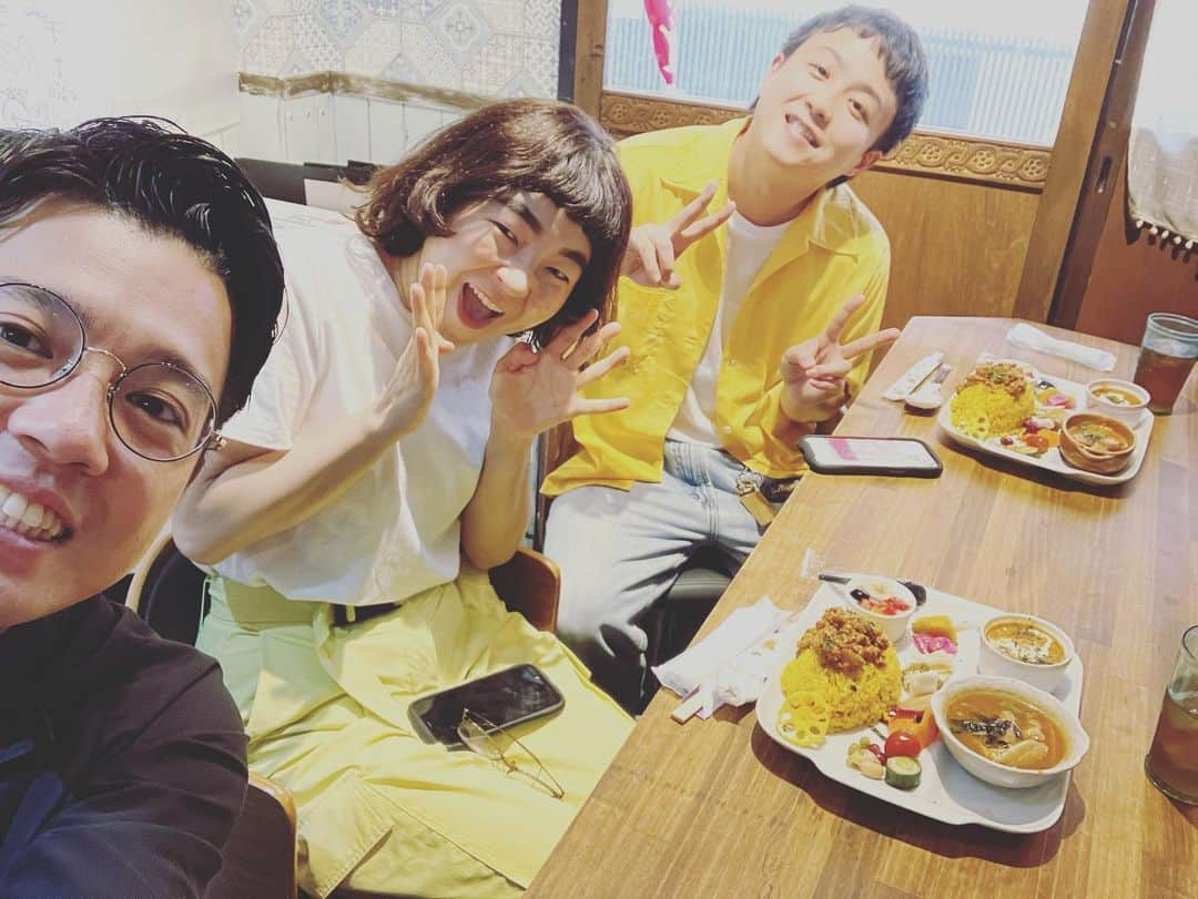 桑原雅人のインスタグラム：「原ちゃんとピーナツと美味しいカレーを食べました！  #祇園花月 #すぐ隣 #スパイス&ピクルスカレー #yellow #トット #ゆにばーす #ドーナツピーナツ #スパイスカレー」